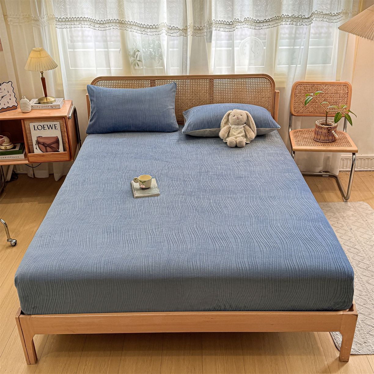 91家纺网 家纺一手货源 找家纺 灰鲸 2025新款纯色简约高克重雕花牛奶绒单品床笠 温妮-宾利蓝