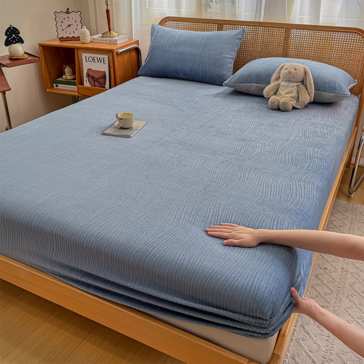 灰鲸 2025新款纯色简约高克重雕花牛奶绒单品床笠 温妮-宾利蓝