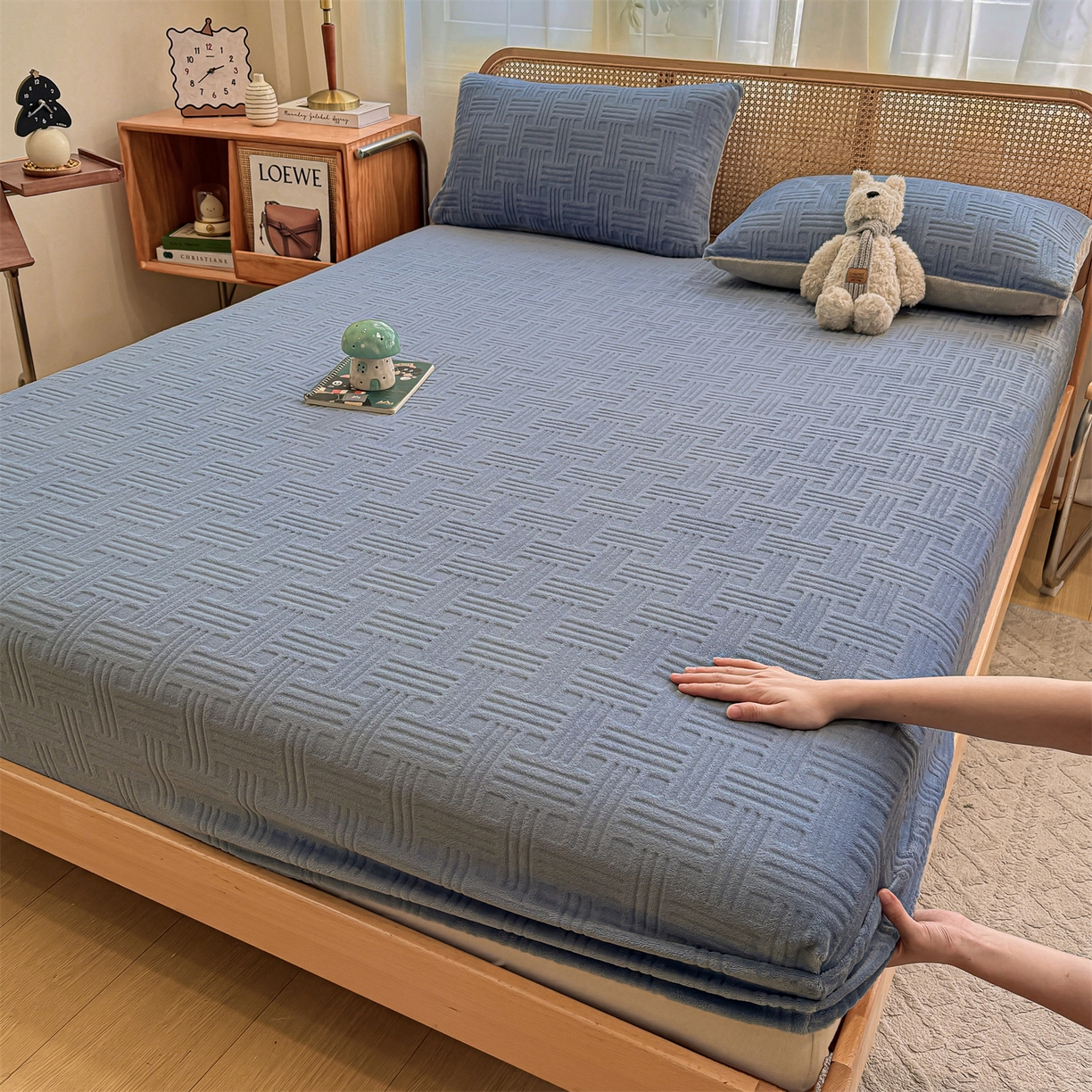 灰鲸 2025新款纯色简约高克重雕花牛奶绒单品床笠 糖果格-宾利蓝