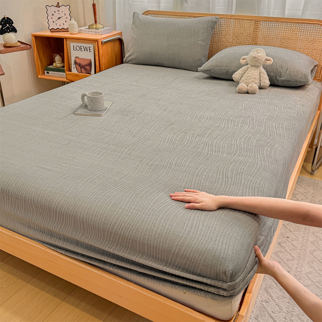 91家纺网 家纺一手货源 找家纺 （总）灰鲸 2025新款纯色简约高克重雕花牛奶绒单品床笠