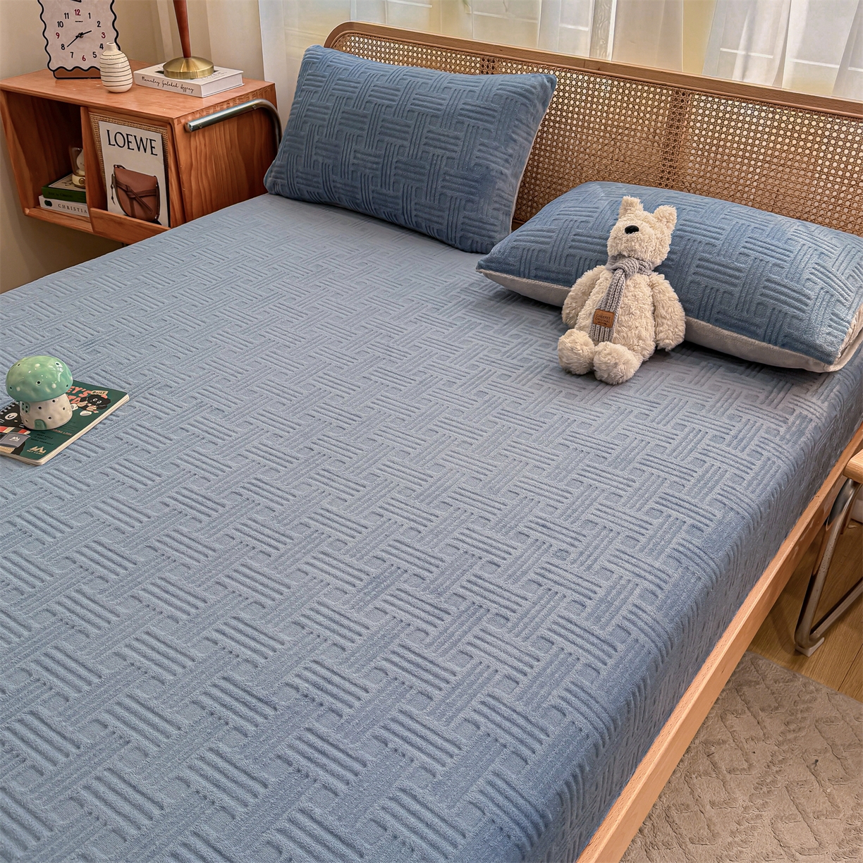 91家纺网 家纺一手货源 找家纺 灰鲸 2025新款纯色简约高克重雕花牛奶绒单品床笠 糖果格-宾利蓝