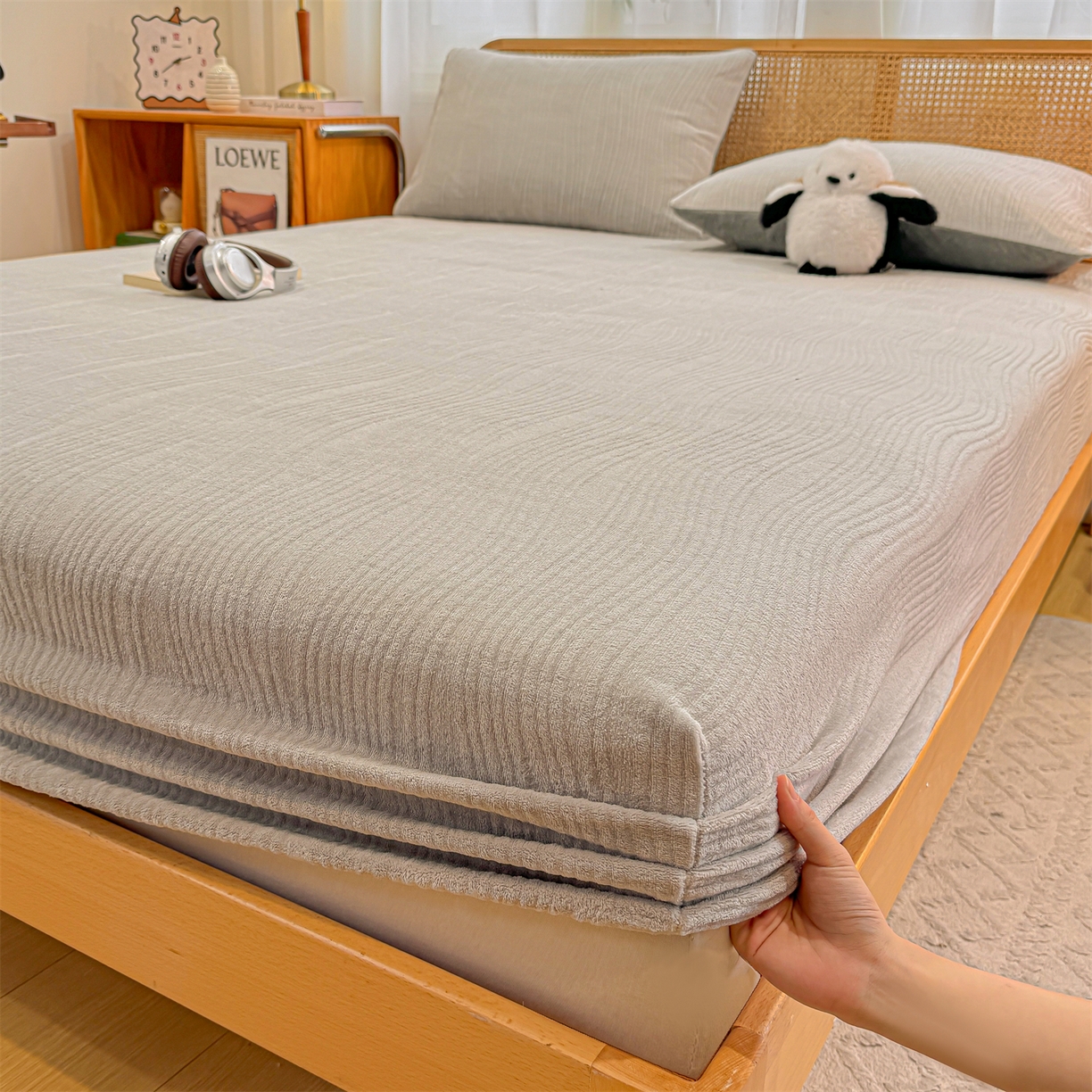 91家纺网 家纺一手货源 找家纺 灰鲸 2025新款纯色简约高克重雕花牛奶绒单品床笠 温妮-纳多灰