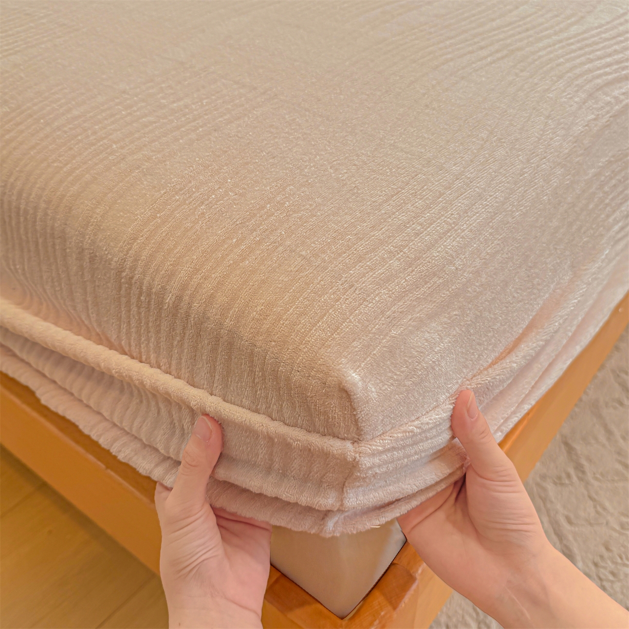 91家纺网 家纺一手货源 找家纺 灰鲸 2025新款纯色简约高克重雕花牛奶绒单品床笠 温妮-奶茶