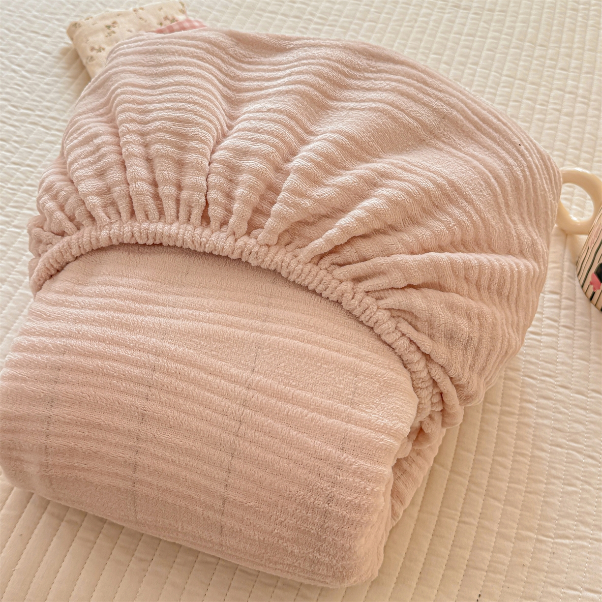 91家纺网 家纺一手货源 找家纺 灰鲸 2025新款纯色简约高克重雕花牛奶绒单品床笠 温妮-奶茶