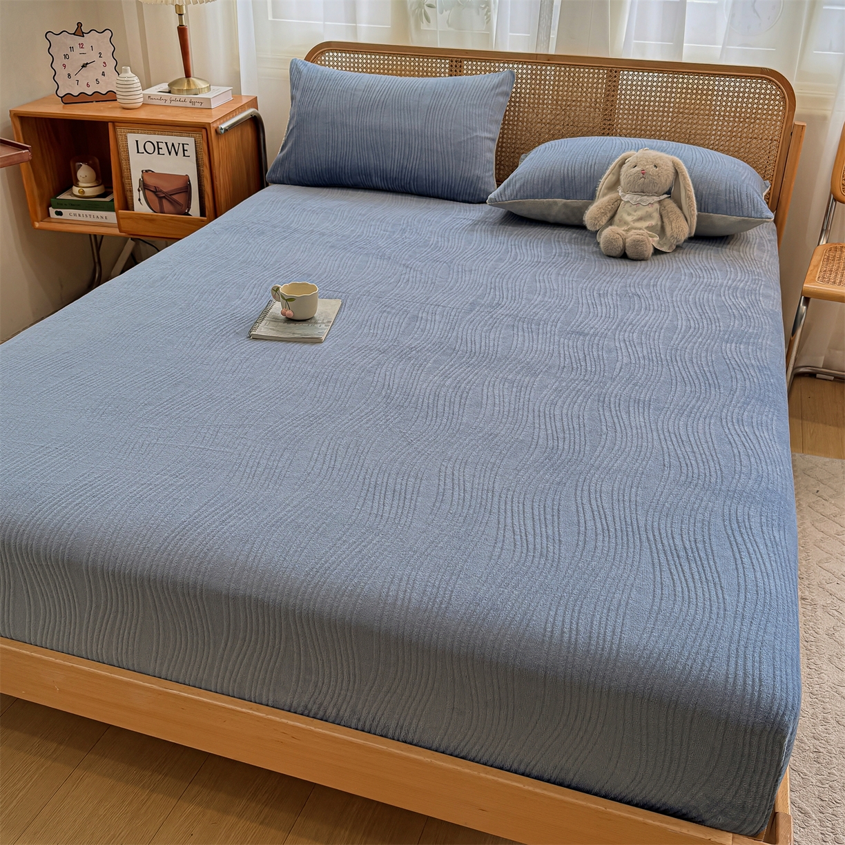 91家纺网 家纺一手货源 找家纺 灰鲸 2025新款纯色简约高克重雕花牛奶绒单品床笠 温妮-宾利蓝