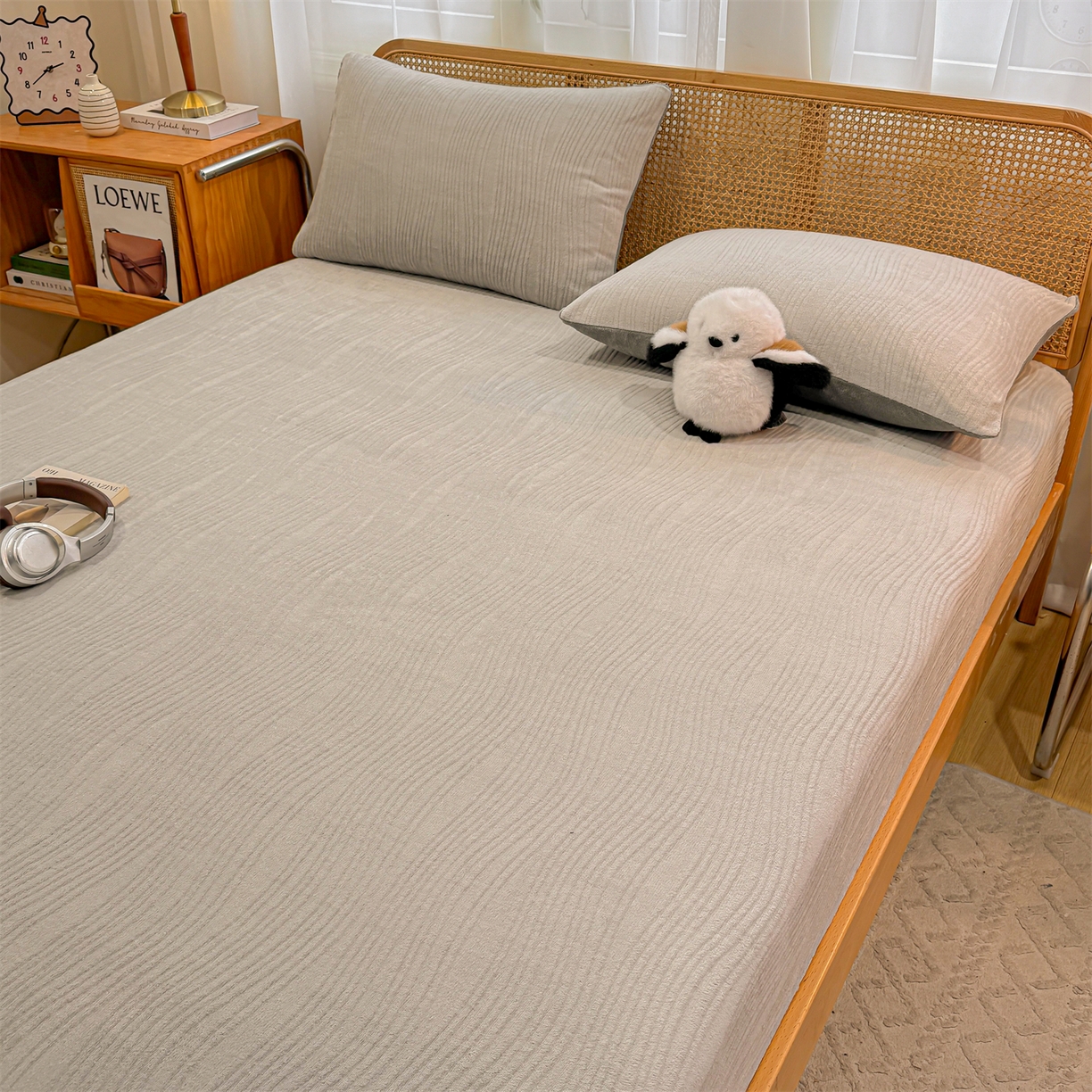 91家纺网 家纺一手货源 找家纺 灰鲸 2025新款纯色简约高克重雕花牛奶绒单品床笠 温妮-纳多灰