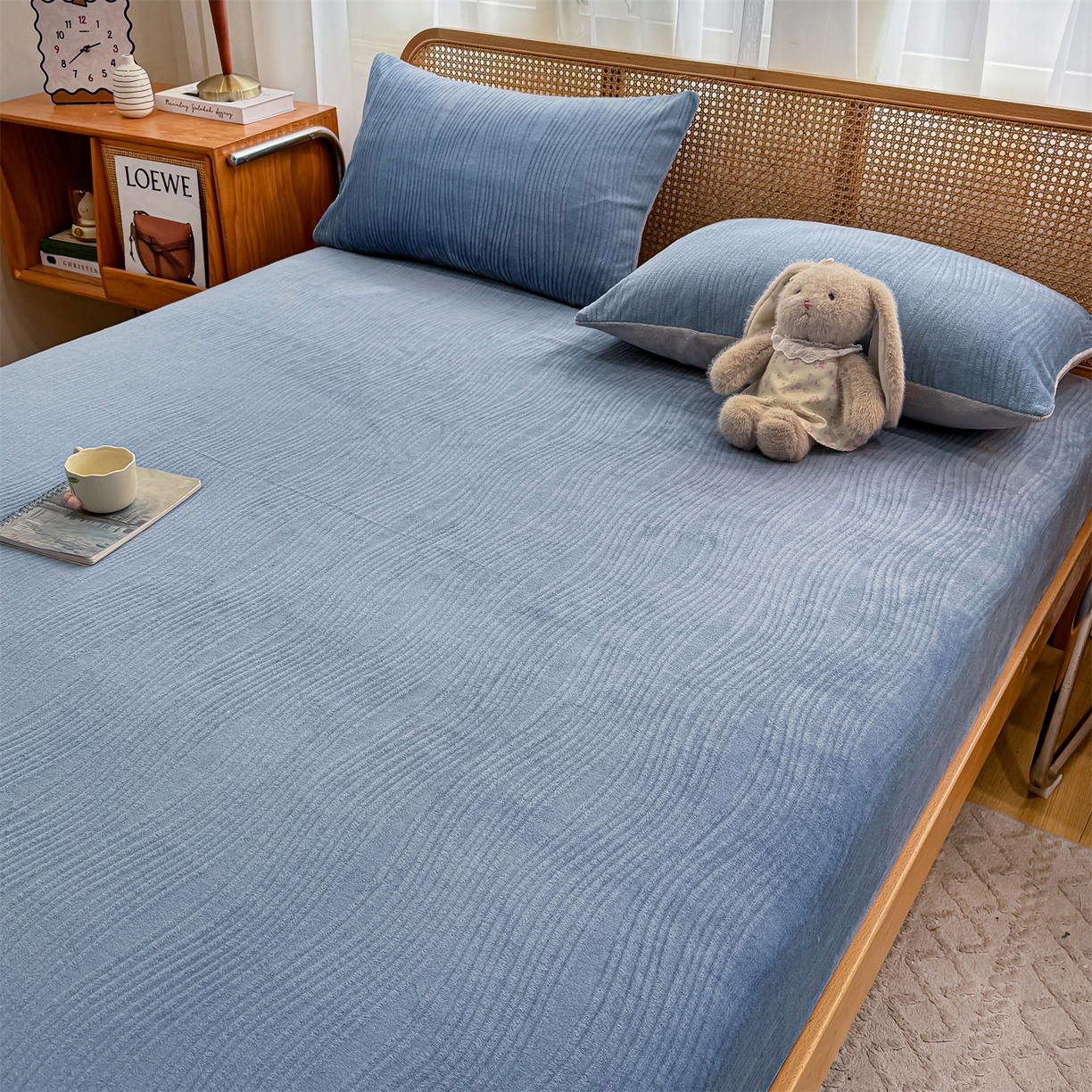 91家纺网 家纺一手货源 找家纺 灰鲸 2025新款纯色简约高克重雕花牛奶绒单品床笠 温妮-宾利蓝