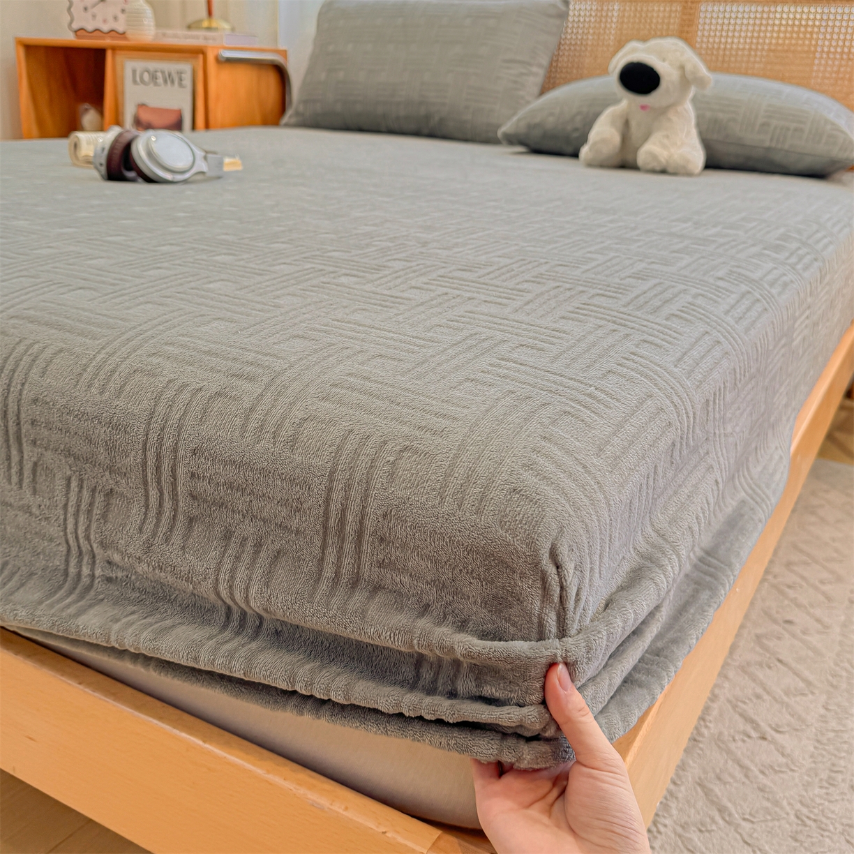 91家纺网 家纺一手货源 找家纺 灰鲸 2025新款纯色简约高克重雕花牛奶绒单品床笠 糖果格-绅士灰