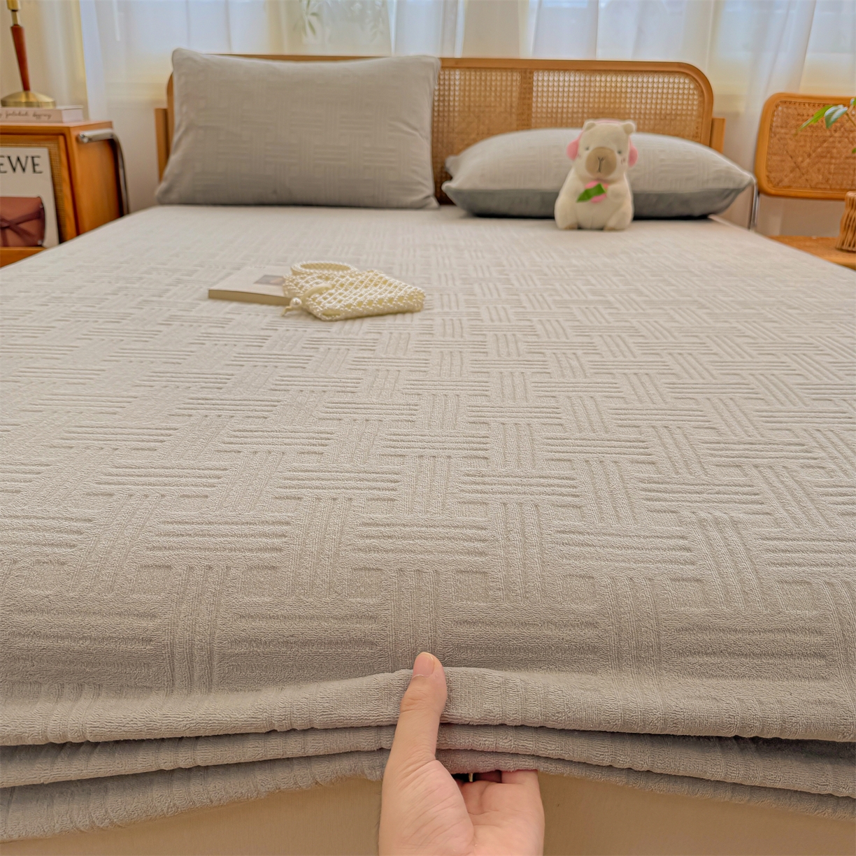 91家纺网 家纺一手货源 找家纺 灰鲸 2025新款纯色简约高克重雕花牛奶绒单品床笠 糖果格-纳多灰