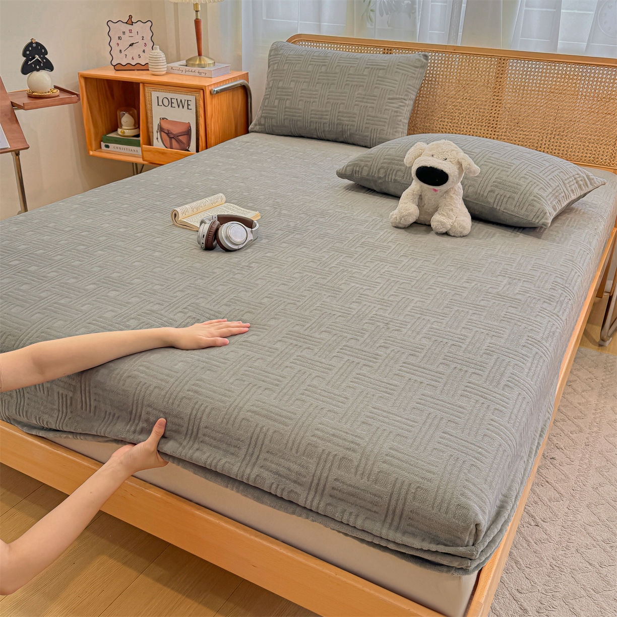 91家纺网 家纺一手货源 找家纺 灰鲸 2025新款纯色简约高克重雕花牛奶绒单品床笠 糖果格-绅士灰