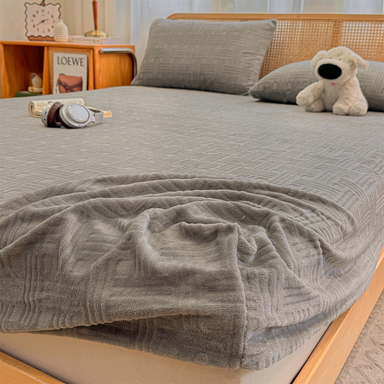 91家纺网 家纺一手货源 找家纺 灰鲸 2025新款纯色简约高克重雕花牛奶绒单品床笠 糖果格-绅士灰