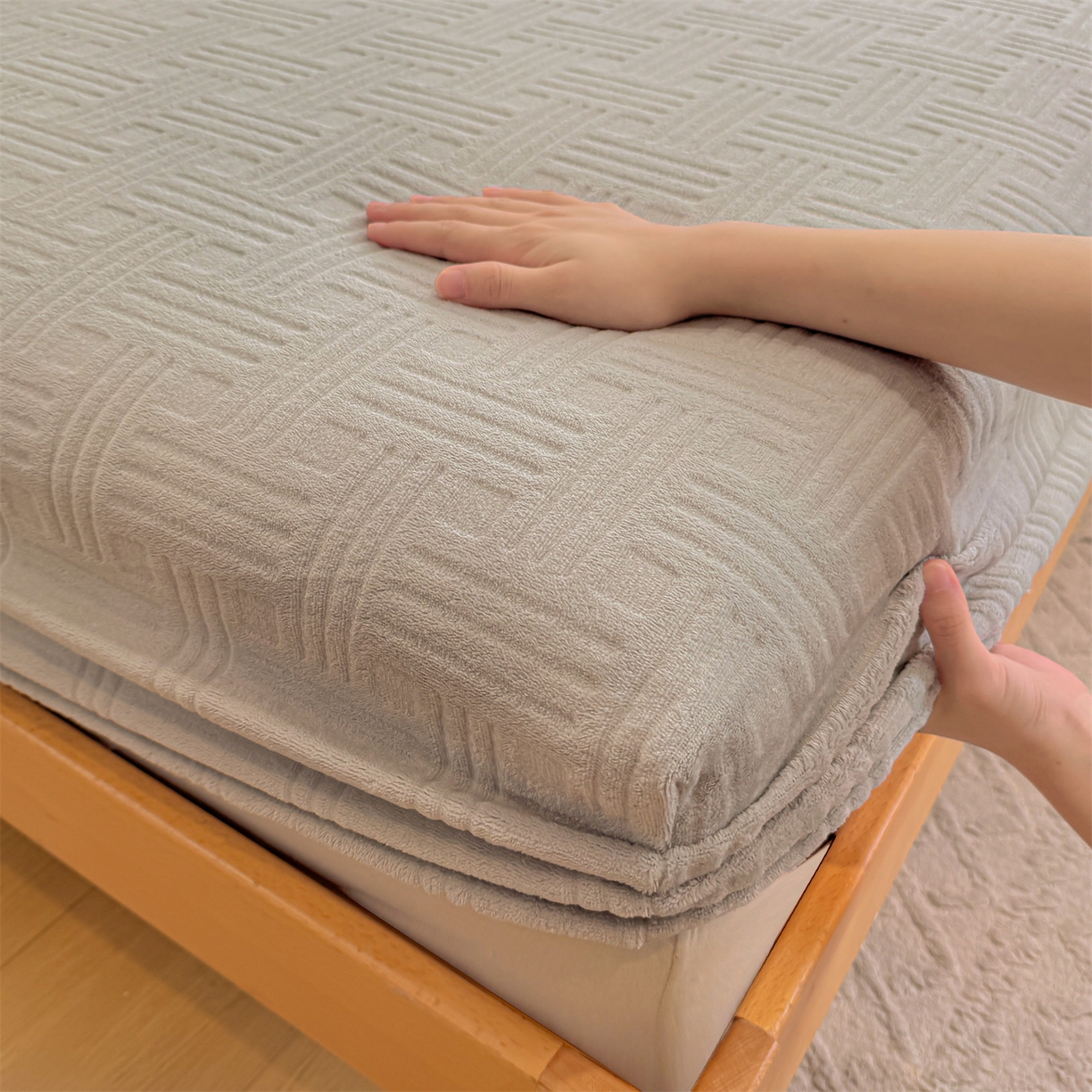 91家纺网 家纺一手货源 找家纺 灰鲸 2025新款纯色简约高克重雕花牛奶绒单品床笠 糖果格-纳多灰