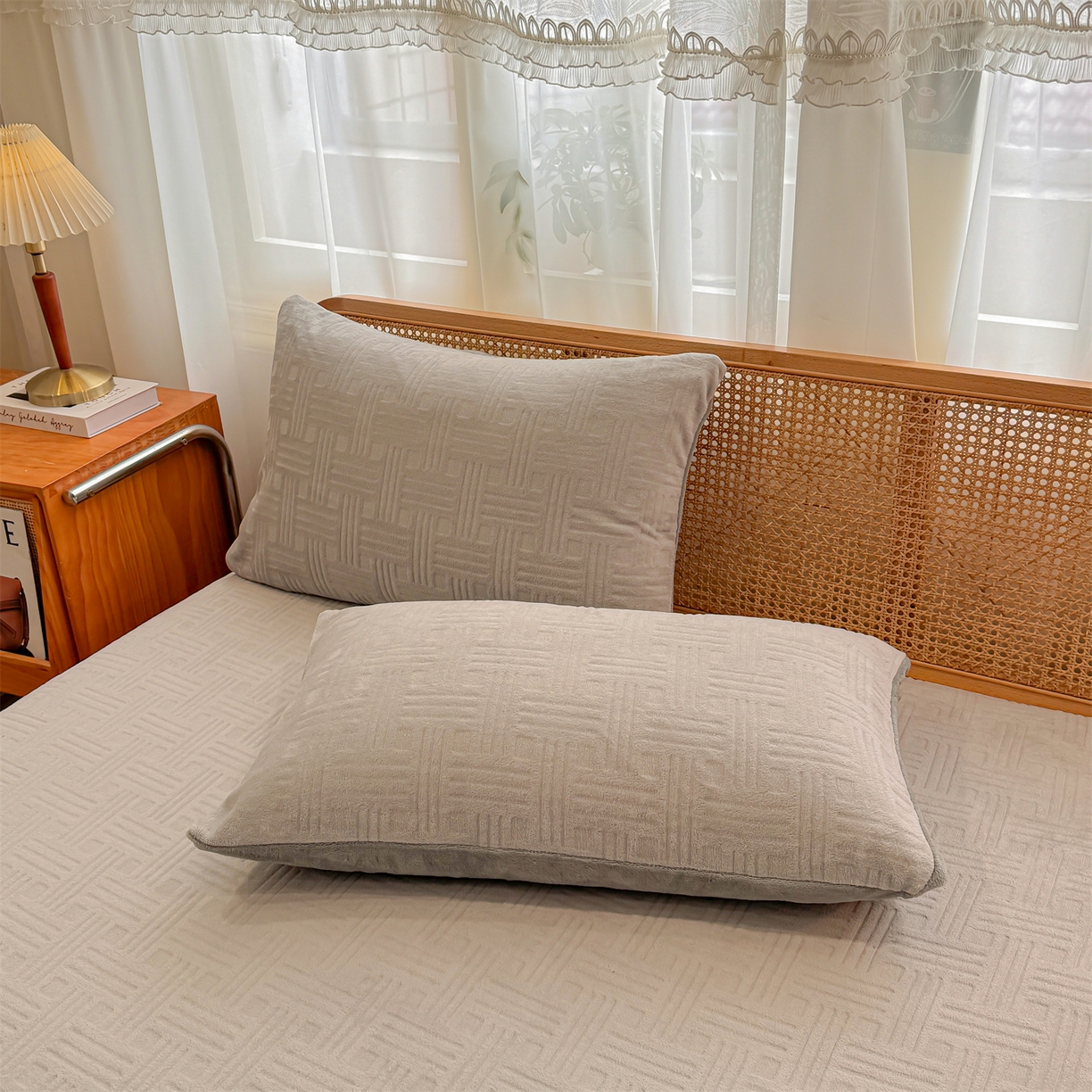 91家纺网 家纺一手货源 找家纺 灰鲸 2025新款纯色简约高克重雕花牛奶绒单品床笠 糖果格-纳多灰