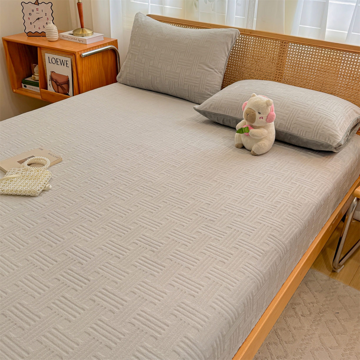 91家纺网 家纺一手货源 找家纺 灰鲸 2025新款纯色简约高克重雕花牛奶绒单品床笠 糖果格-纳多灰