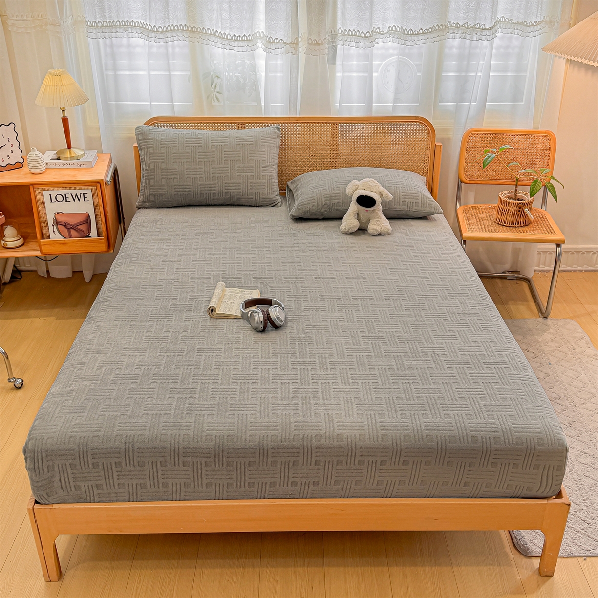 91家纺网 家纺一手货源 找家纺 灰鲸 2025新款纯色简约高克重雕花牛奶绒单品床笠 糖果格-绅士灰