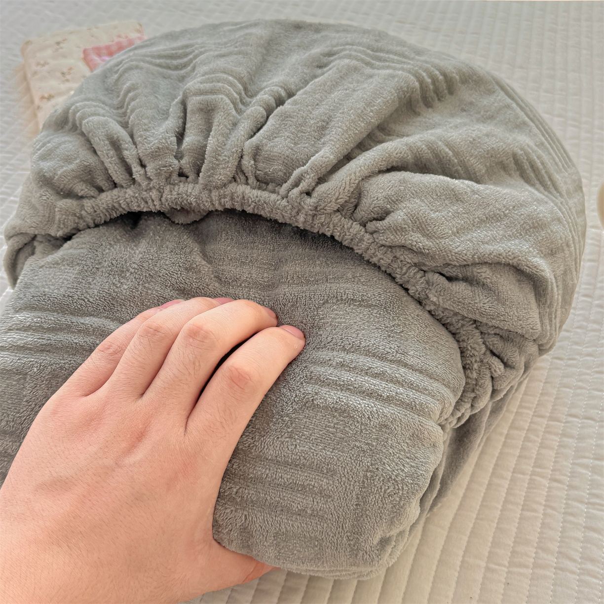 91家纺网 家纺一手货源 找家纺 灰鲸 2025新款纯色简约高克重雕花牛奶绒单品床笠 糖果格-绅士灰