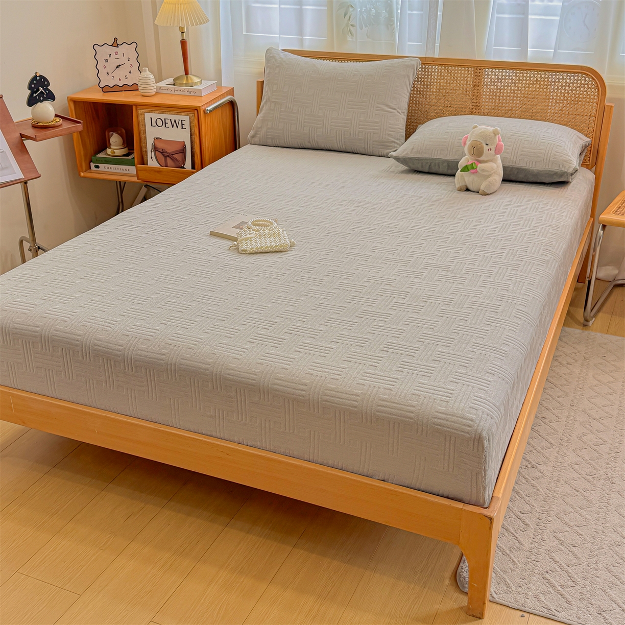 91家纺网 家纺一手货源 找家纺 灰鲸 2025新款纯色简约高克重雕花牛奶绒单品床笠 糖果格-纳多灰