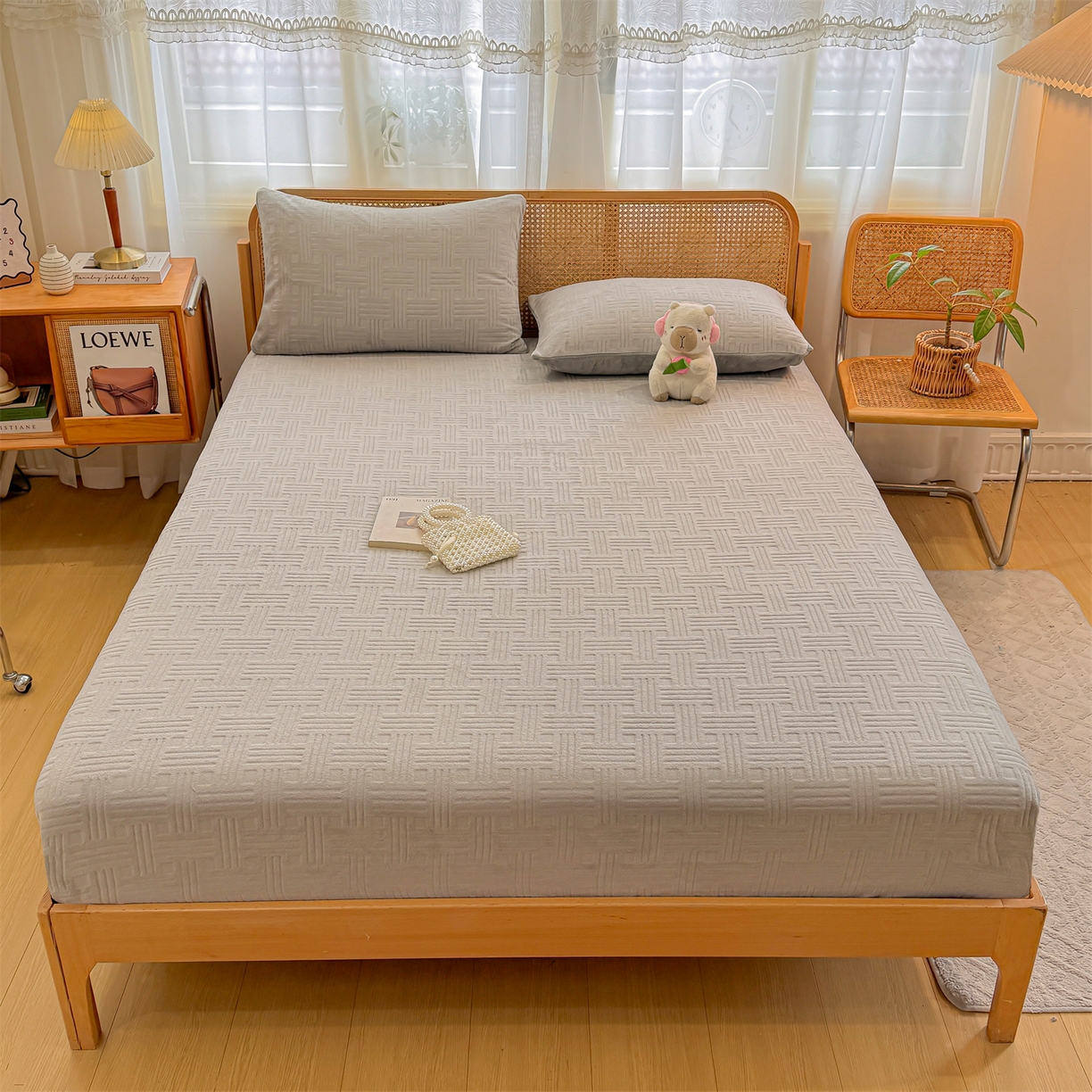 91家纺网 家纺一手货源 找家纺 灰鲸 2025新款纯色简约高克重雕花牛奶绒单品床笠 糖果格-纳多灰