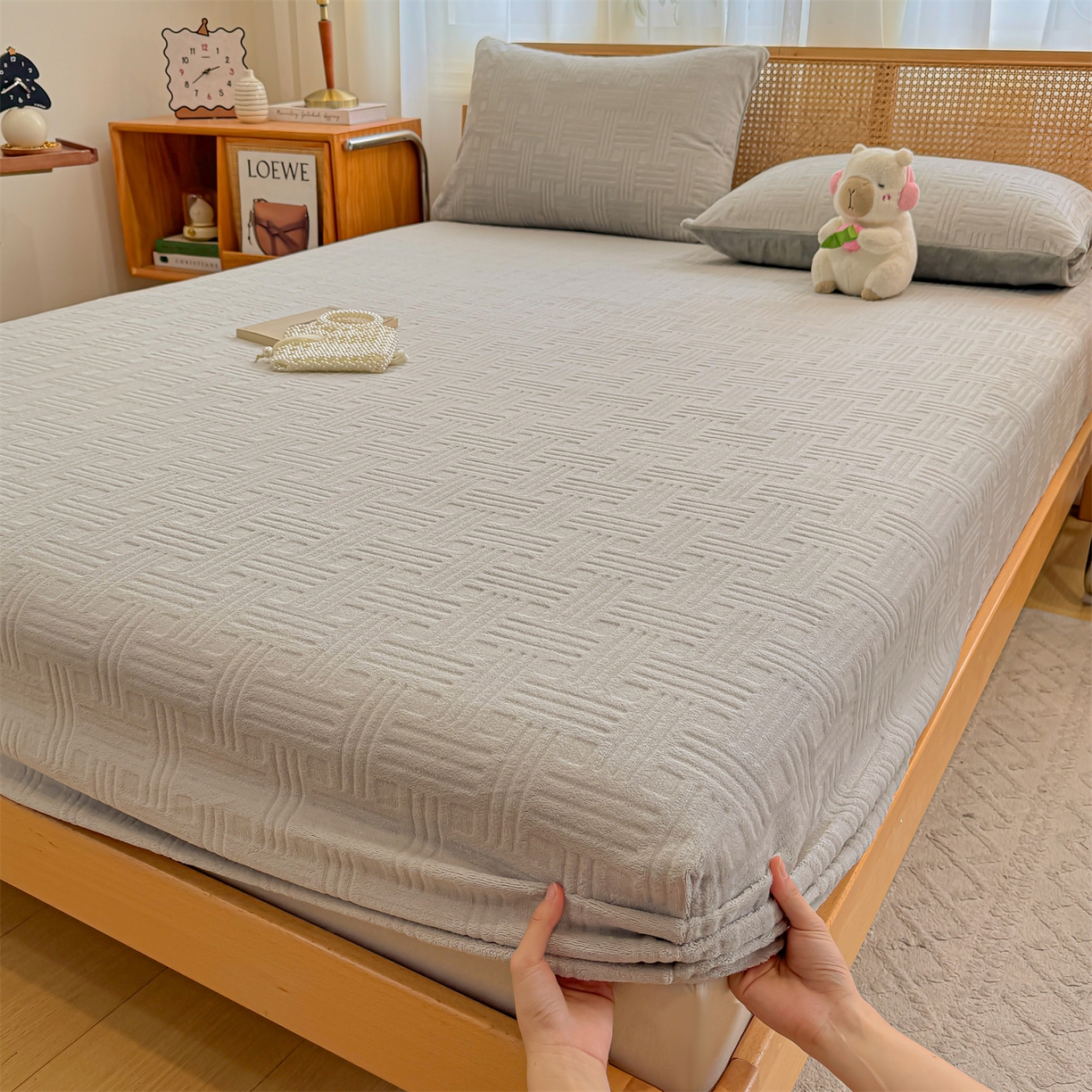 91家纺网 家纺一手货源 找家纺 灰鲸 2025新款纯色简约高克重雕花牛奶绒单品床笠 糖果格-纳多灰