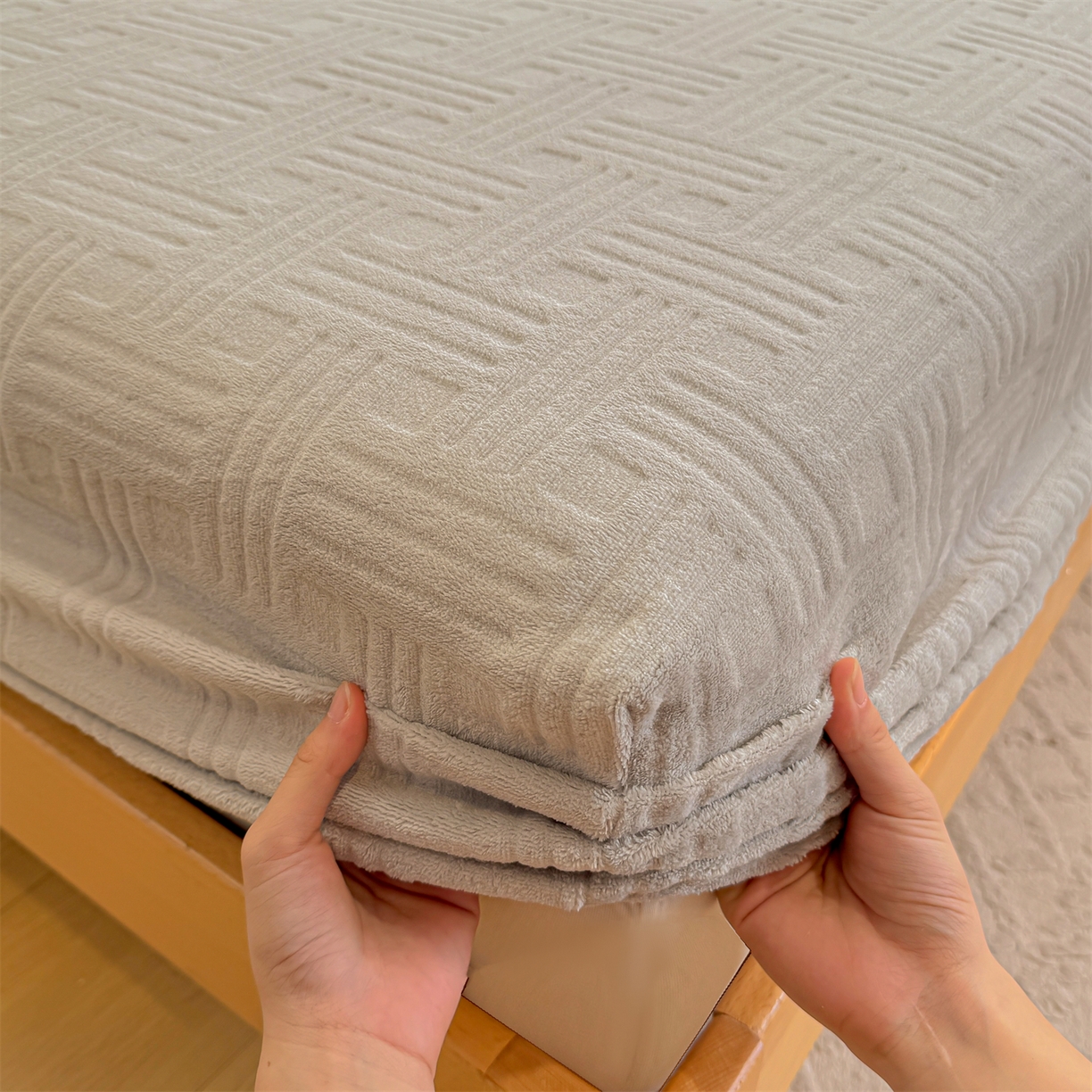 91家纺网 家纺一手货源 找家纺 灰鲸 2025新款纯色简约高克重雕花牛奶绒单品床笠 糖果格-纳多灰