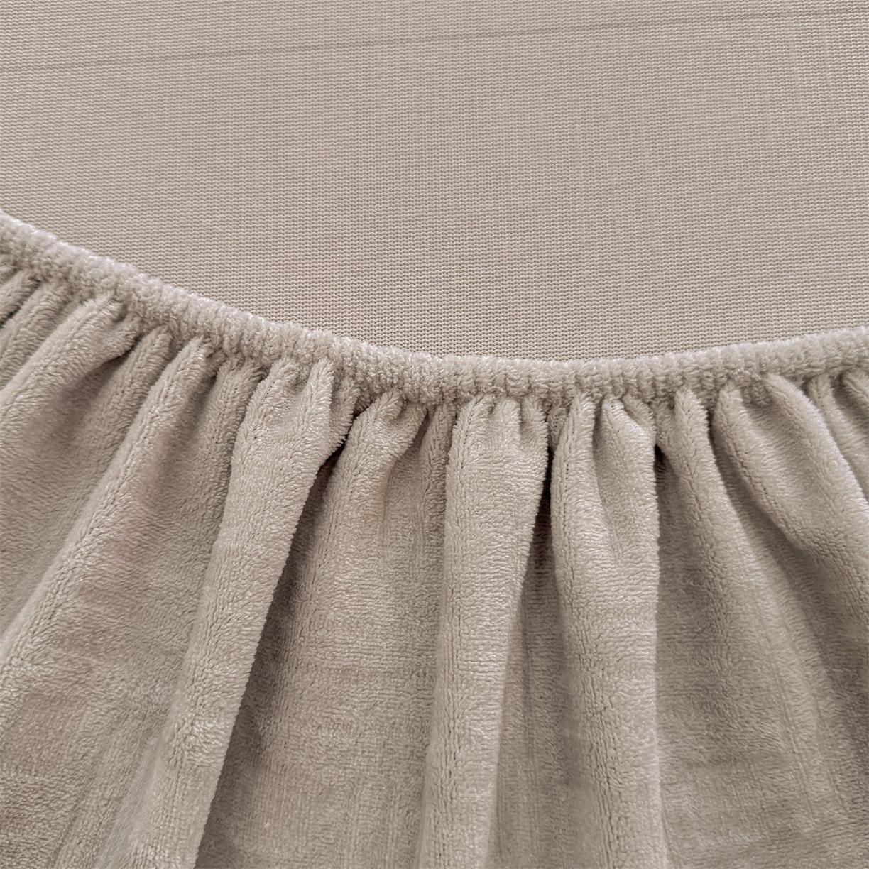 91家纺网 家纺一手货源 找家纺 灰鲸 2025新款纯色简约高克重雕花牛奶绒单品床笠 糖果格-纳多灰