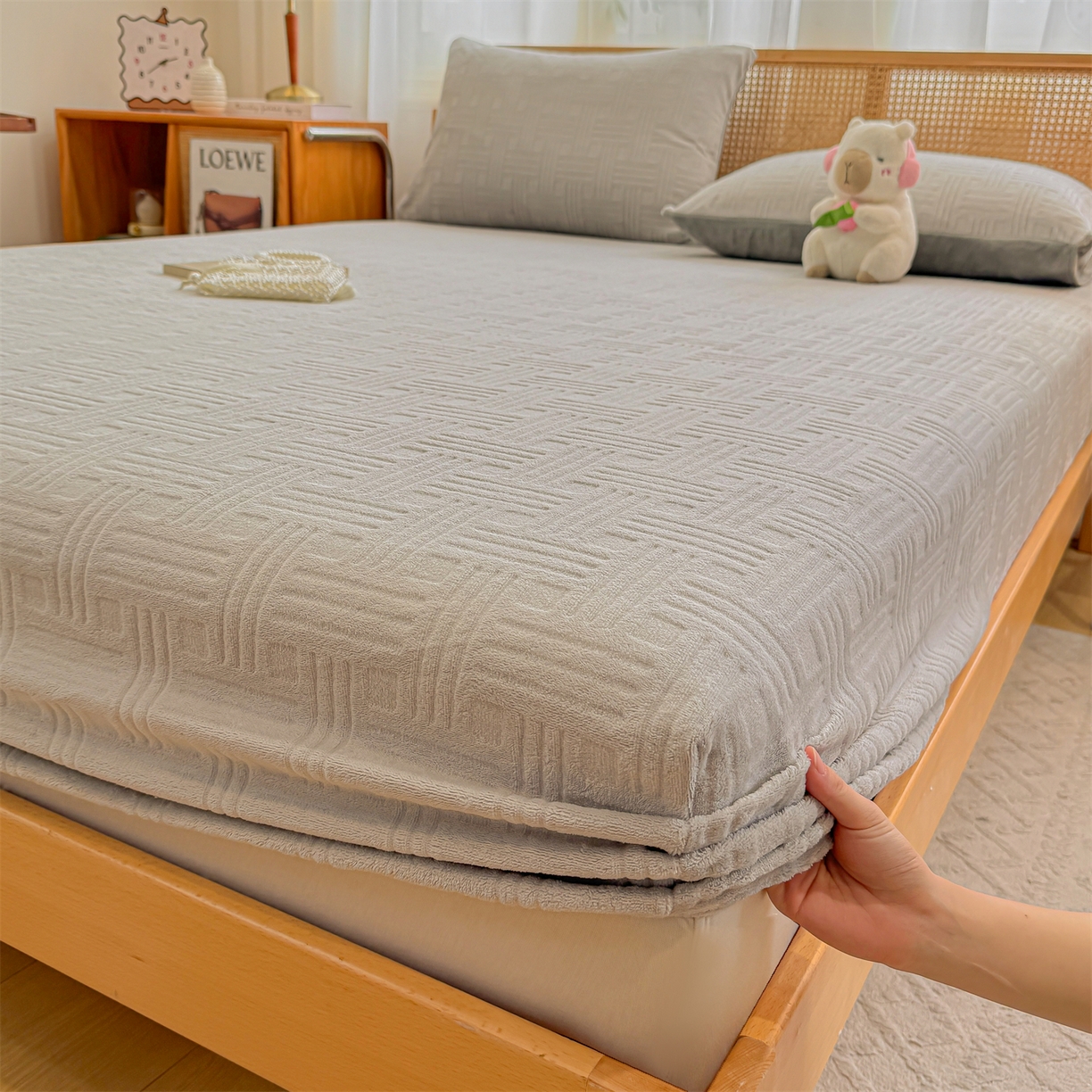 91家纺网 家纺一手货源 找家纺 灰鲸 2025新款纯色简约高克重雕花牛奶绒单品床笠 糖果格-纳多灰