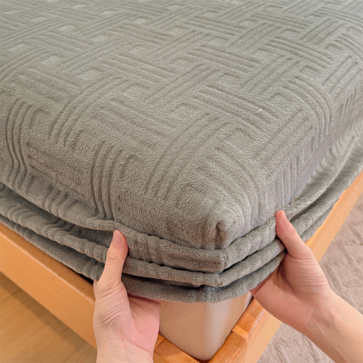 91家纺网 家纺一手货源 找家纺 灰鲸 2025新款纯色简约高克重雕花牛奶绒单品床笠 糖果格-绅士灰