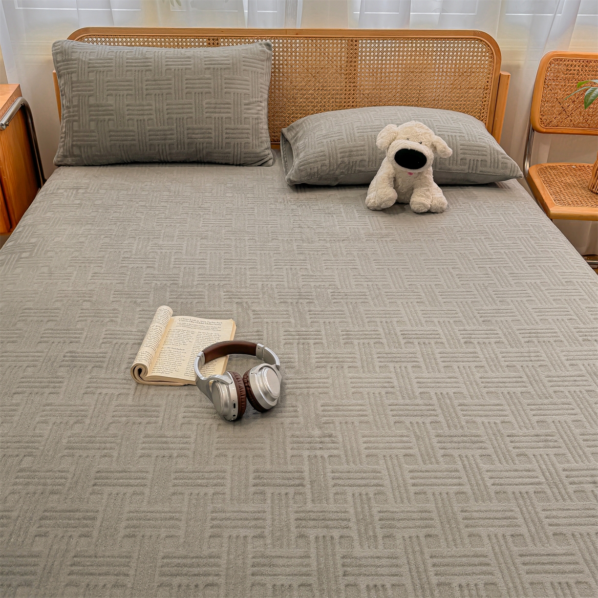 91家纺网 家纺一手货源 找家纺 灰鲸 2025新款纯色简约高克重雕花牛奶绒单品床笠 糖果格-绅士灰