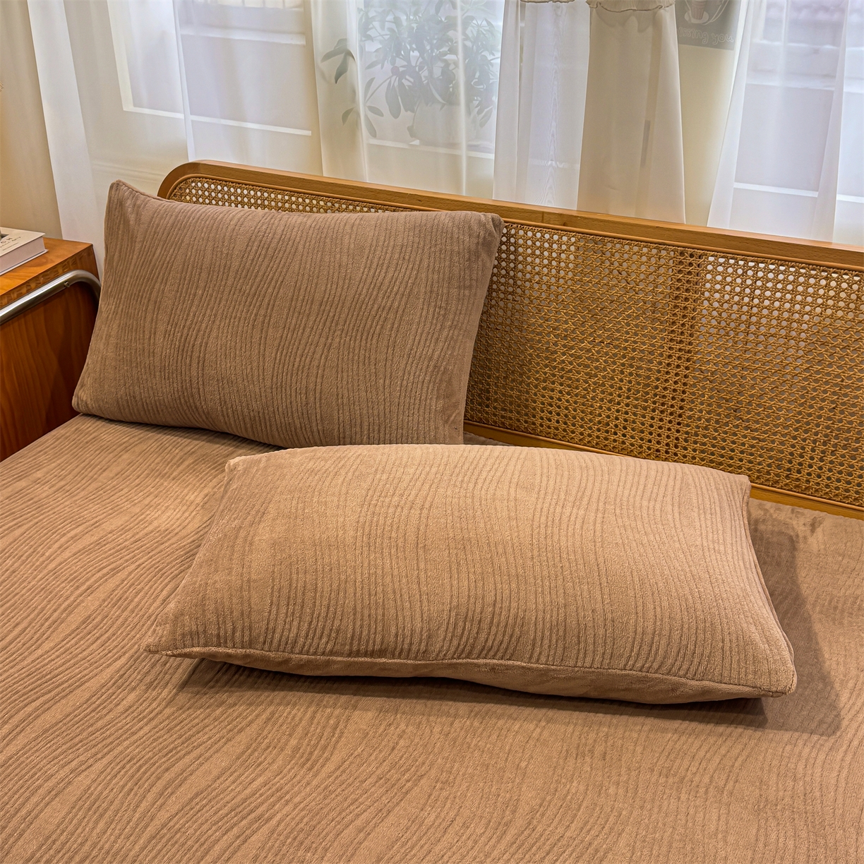 91家纺网 家纺一手货源 找家纺 灰鲸 2025新款纯色简约高克重雕花牛奶绒单品床笠 温妮-摩卡