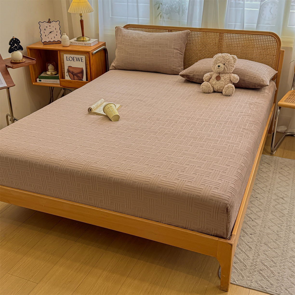 91家纺网 家纺一手货源 找家纺 灰鲸 2025新款纯色简约高克重雕花牛奶绒单品床笠 糖果格-摩卡