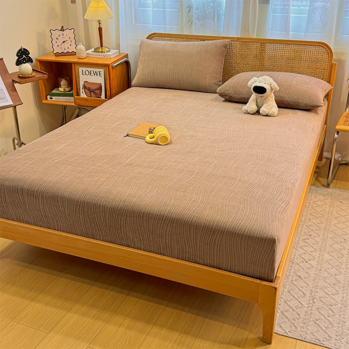 91家纺网 家纺一手货源 找家纺 灰鲸 2025新款纯色简约高克重雕花牛奶绒单品床笠 温妮-摩卡