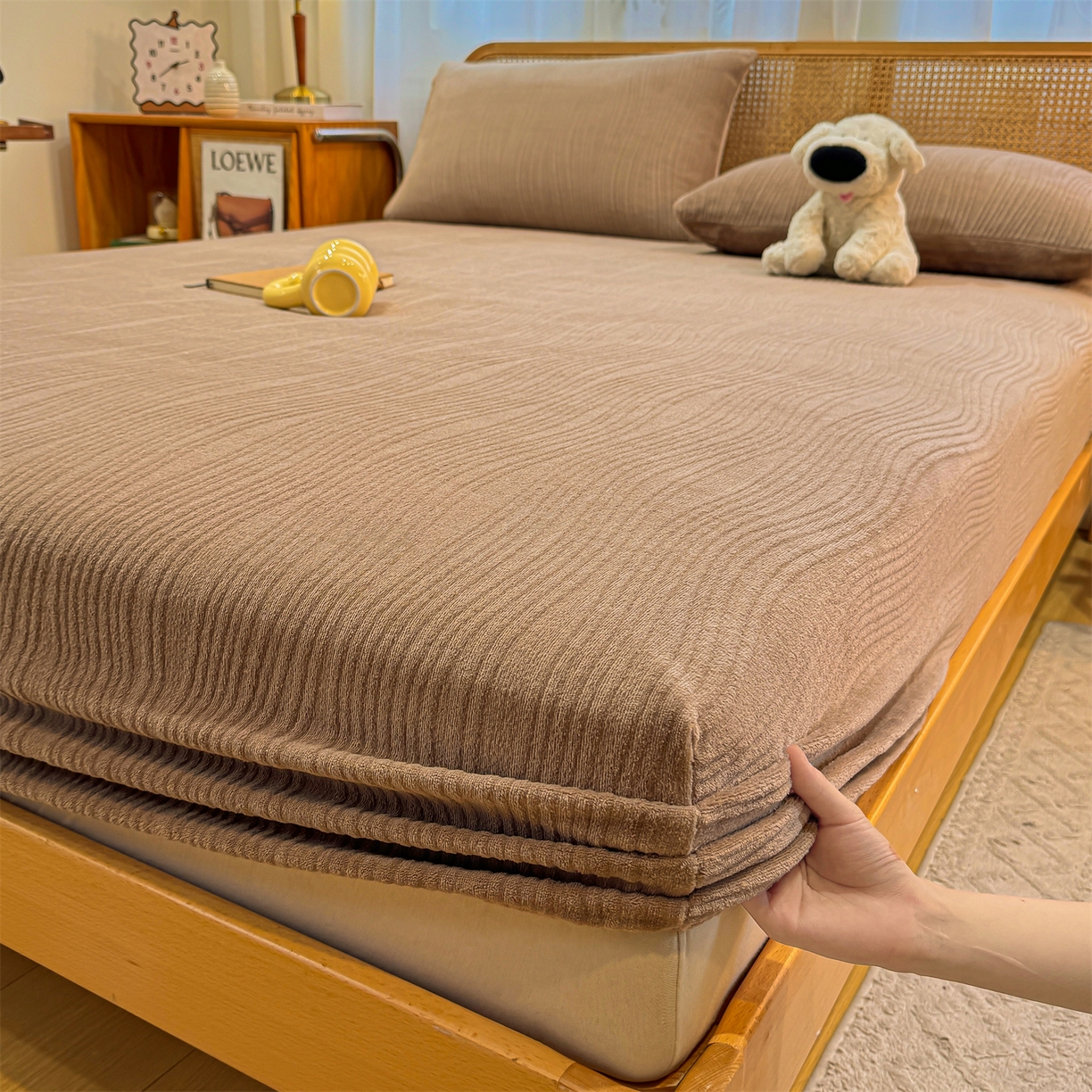 91家纺网 家纺一手货源 找家纺 灰鲸 2025新款纯色简约高克重雕花牛奶绒单品床笠 温妮-摩卡