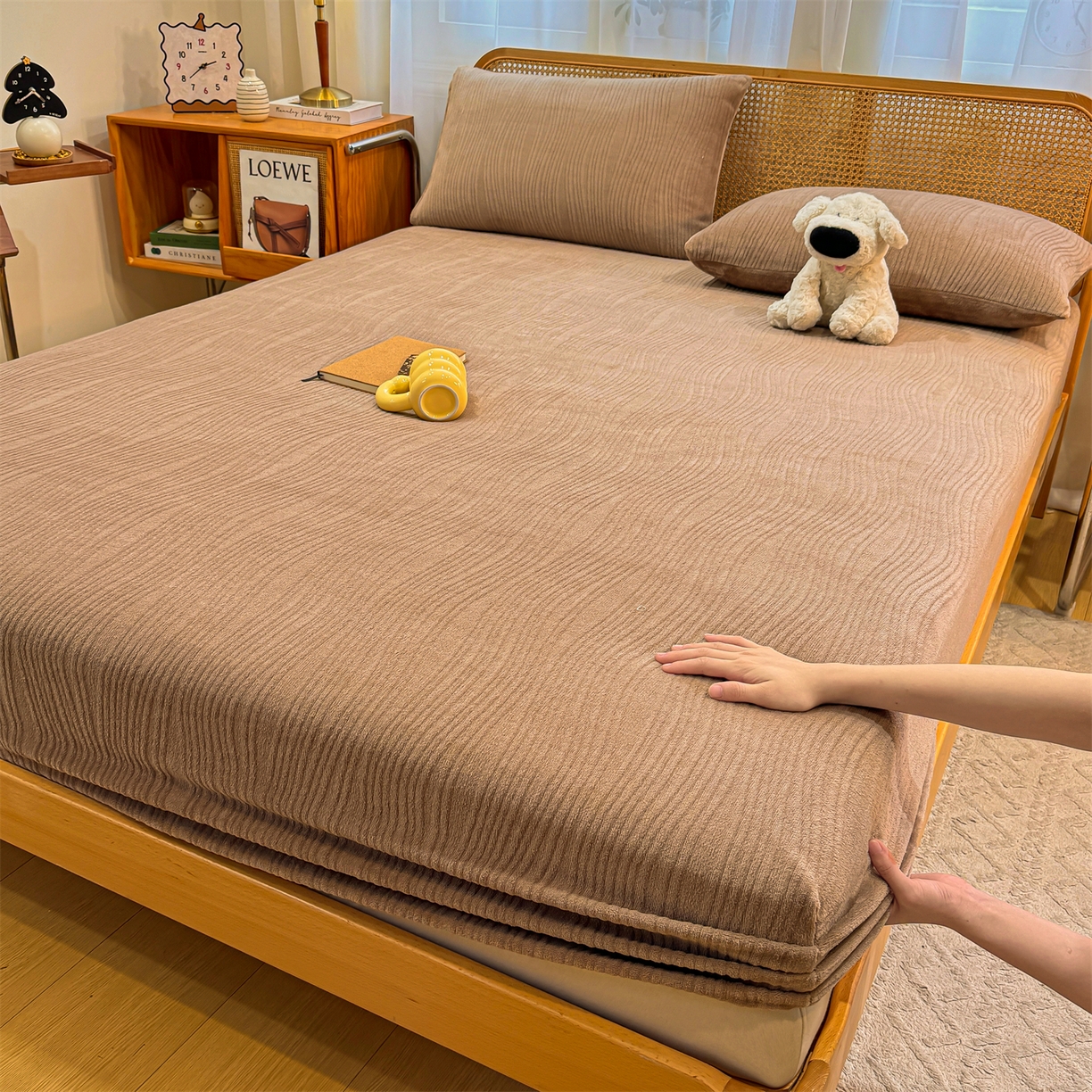 灰鲸 2025新款纯色简约高克重雕花牛奶绒单品床笠 温妮-摩卡