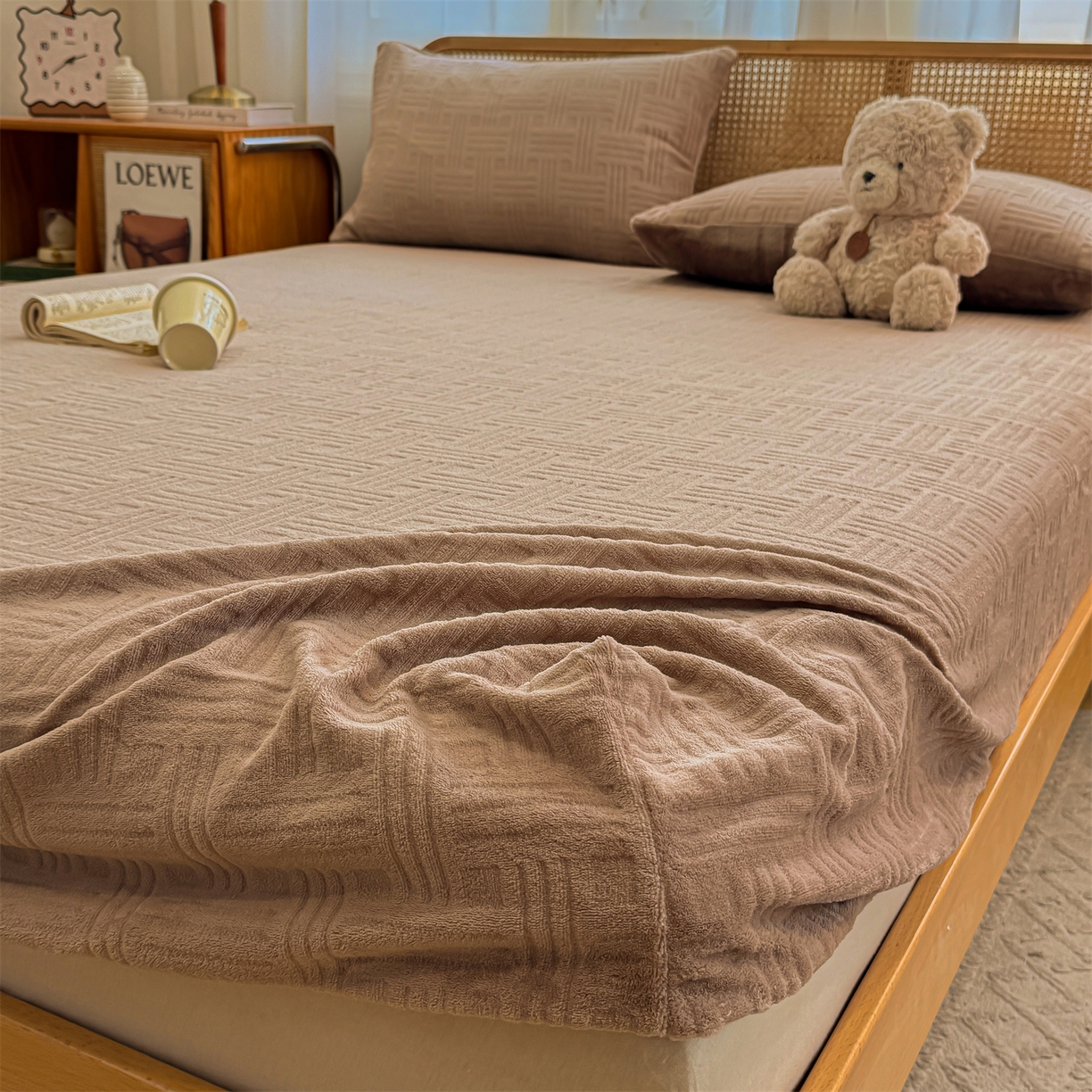 91家纺网 家纺一手货源 找家纺 灰鲸 2025新款纯色简约高克重雕花牛奶绒单品床笠 糖果格-摩卡