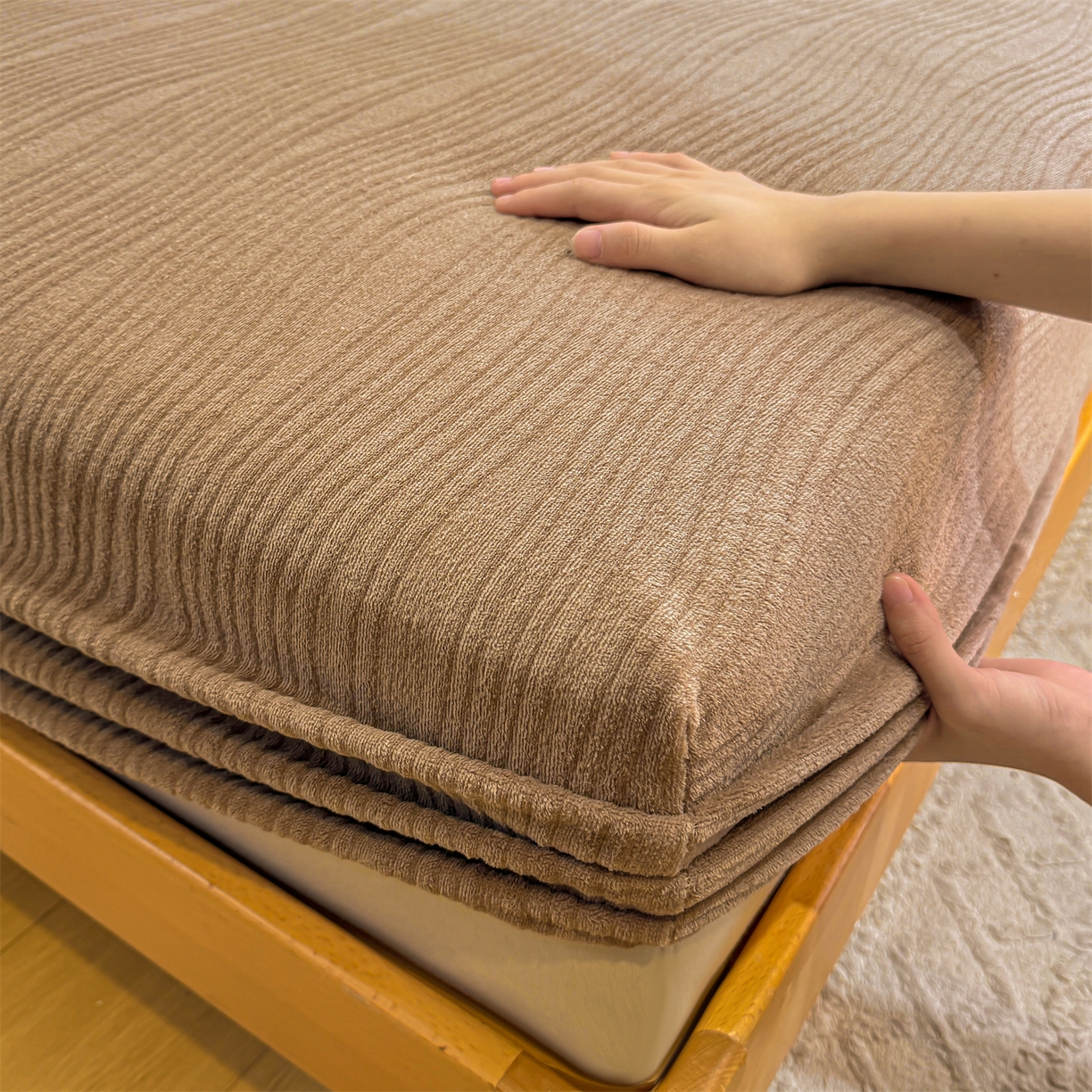 91家纺网 家纺一手货源 找家纺 灰鲸 2025新款纯色简约高克重雕花牛奶绒单品床笠 温妮-摩卡