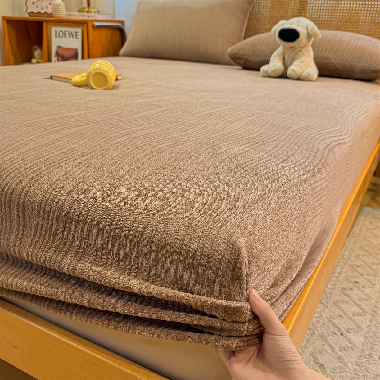 91家纺网 家纺一手货源 找家纺 灰鲸 2025新款纯色简约高克重雕花牛奶绒单品床笠 温妮-摩卡