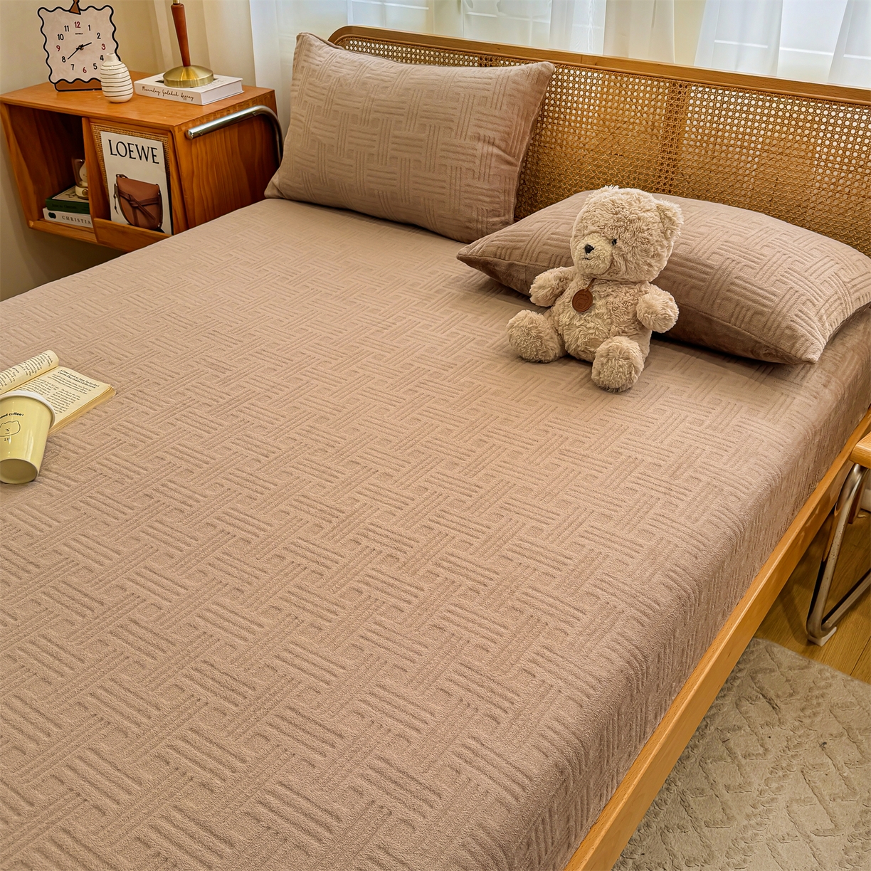 91家纺网 家纺一手货源 找家纺 灰鲸 2025新款纯色简约高克重雕花牛奶绒单品床笠 糖果格-摩卡