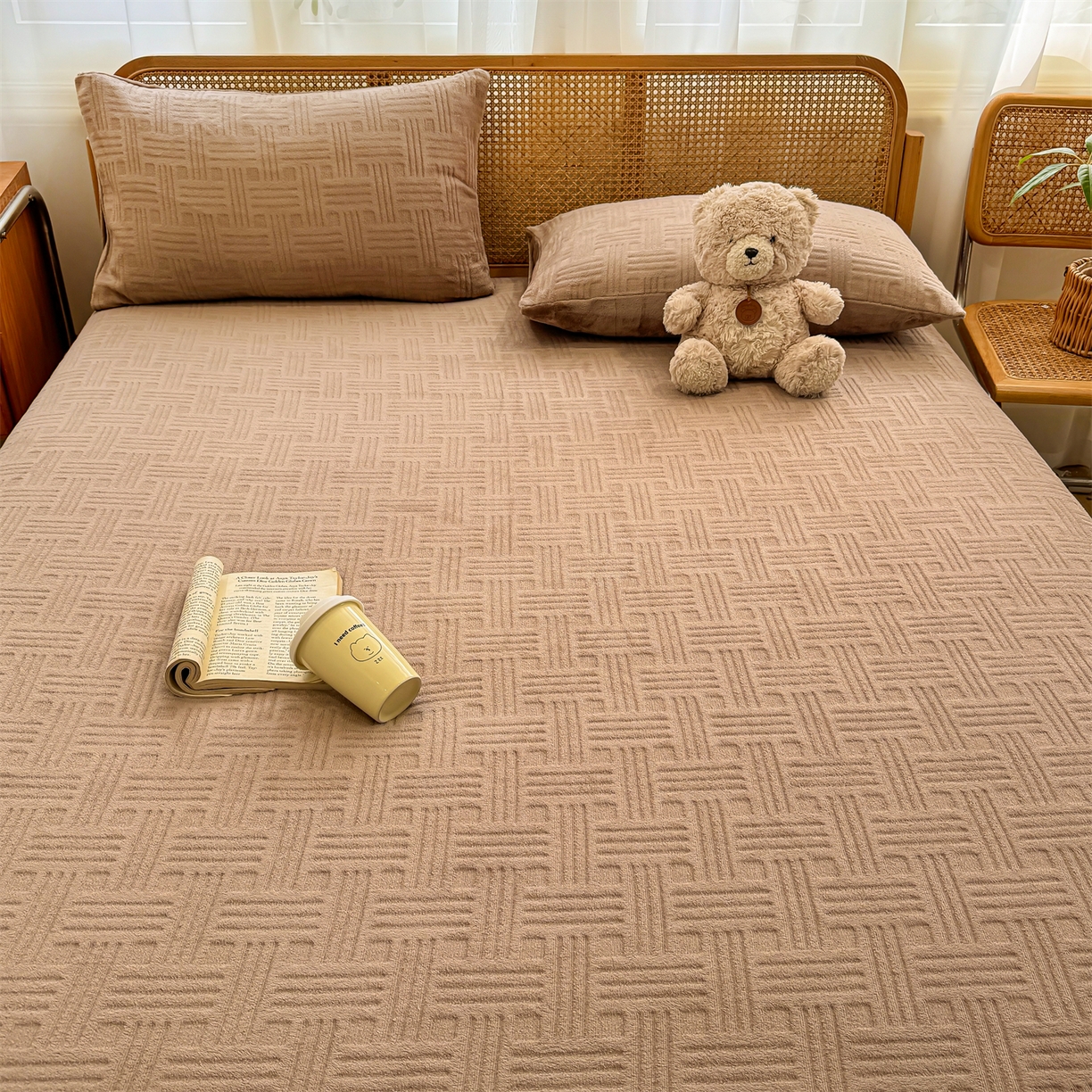 91家纺网 家纺一手货源 找家纺 灰鲸 2025新款纯色简约高克重雕花牛奶绒单品床笠 糖果格-摩卡