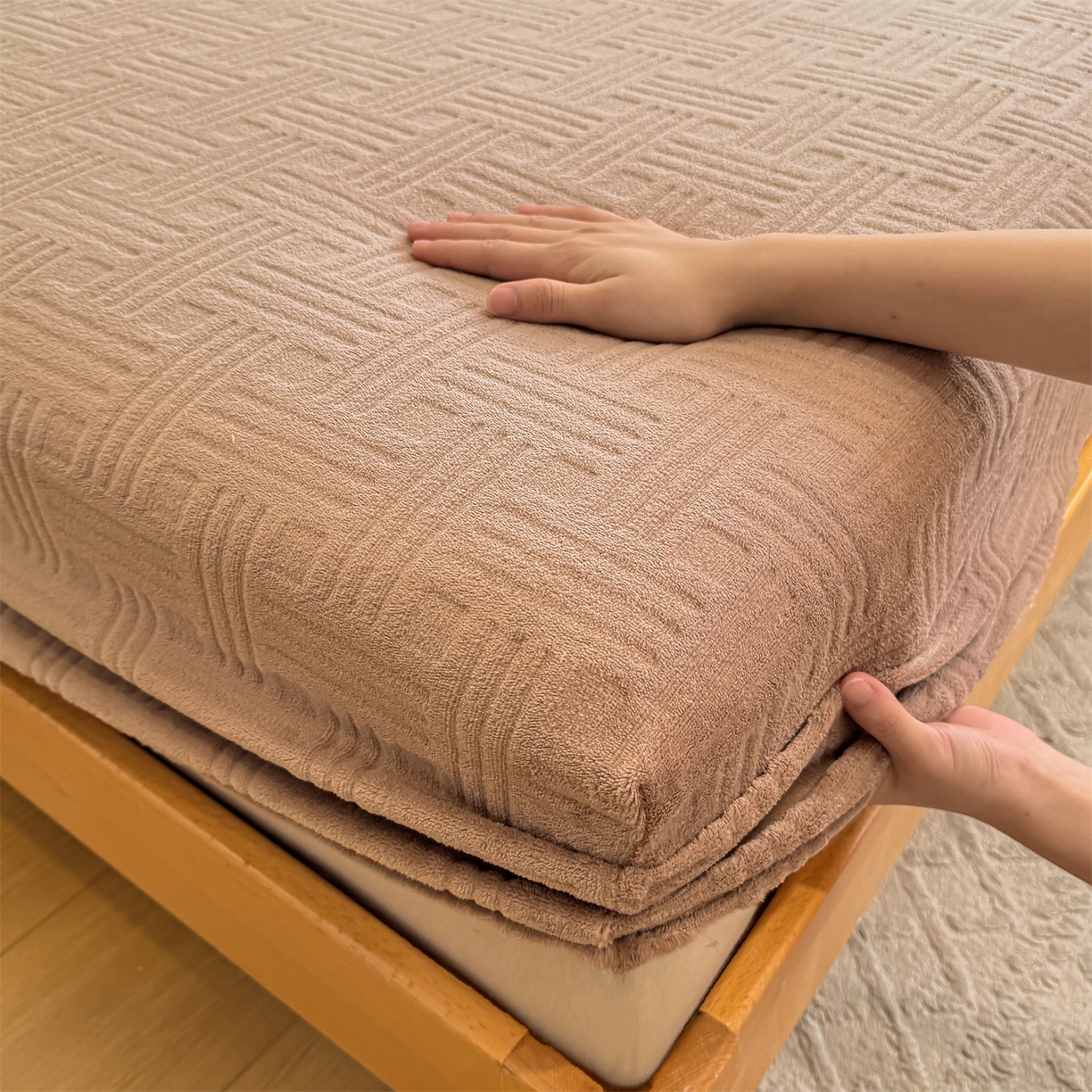 91家纺网 家纺一手货源 找家纺 灰鲸 2025新款纯色简约高克重雕花牛奶绒单品床笠 糖果格-摩卡