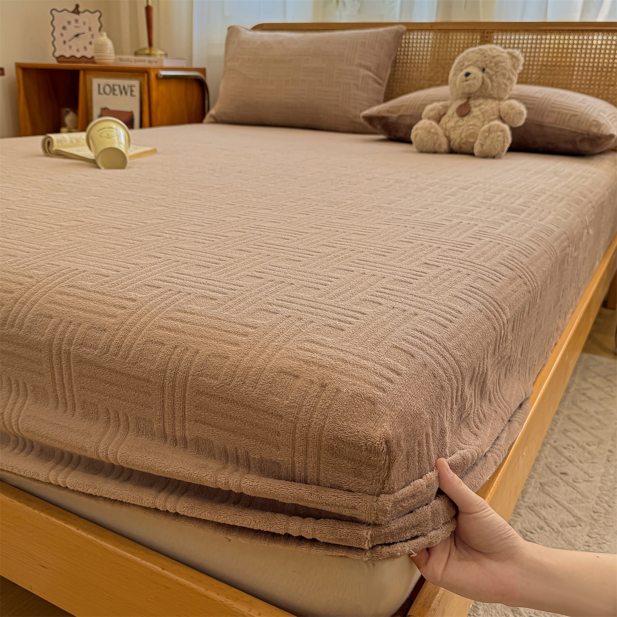 91家纺网 家纺一手货源 找家纺 灰鲸 2025新款纯色简约高克重雕花牛奶绒单品床笠 糖果格-摩卡