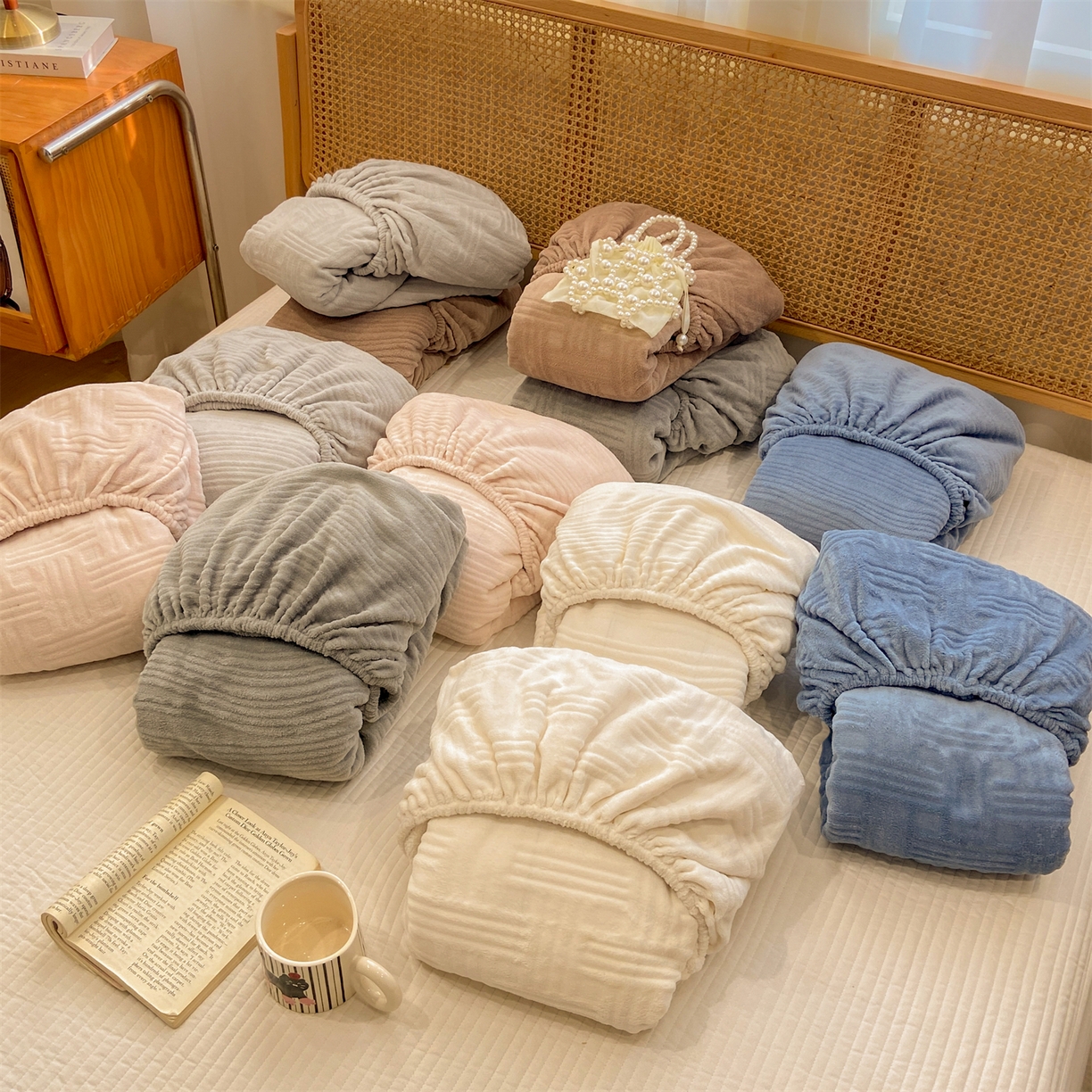 91家纺网 家纺一手货源 找家纺 灰鲸 2025新款纯色简约高克重雕花牛奶绒单品床笠 组合