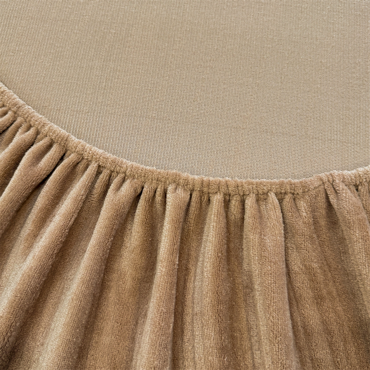 91家纺网 家纺一手货源 找家纺 灰鲸 2025新款纯色简约高克重雕花牛奶绒单品床笠 温妮-摩卡