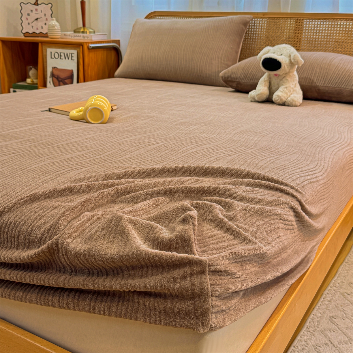 91家纺网 家纺一手货源 找家纺 灰鲸 2025新款纯色简约高克重雕花牛奶绒单品床笠 温妮-摩卡