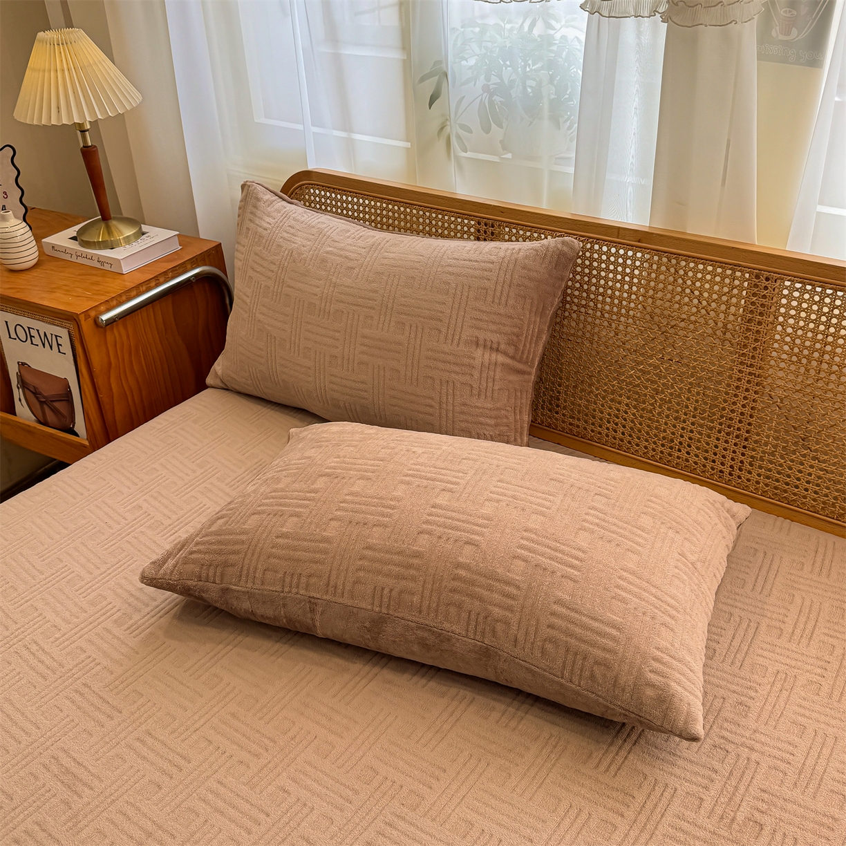 91家纺网 家纺一手货源 找家纺 灰鲸 2025新款纯色简约高克重雕花牛奶绒单品床笠 糖果格-摩卡