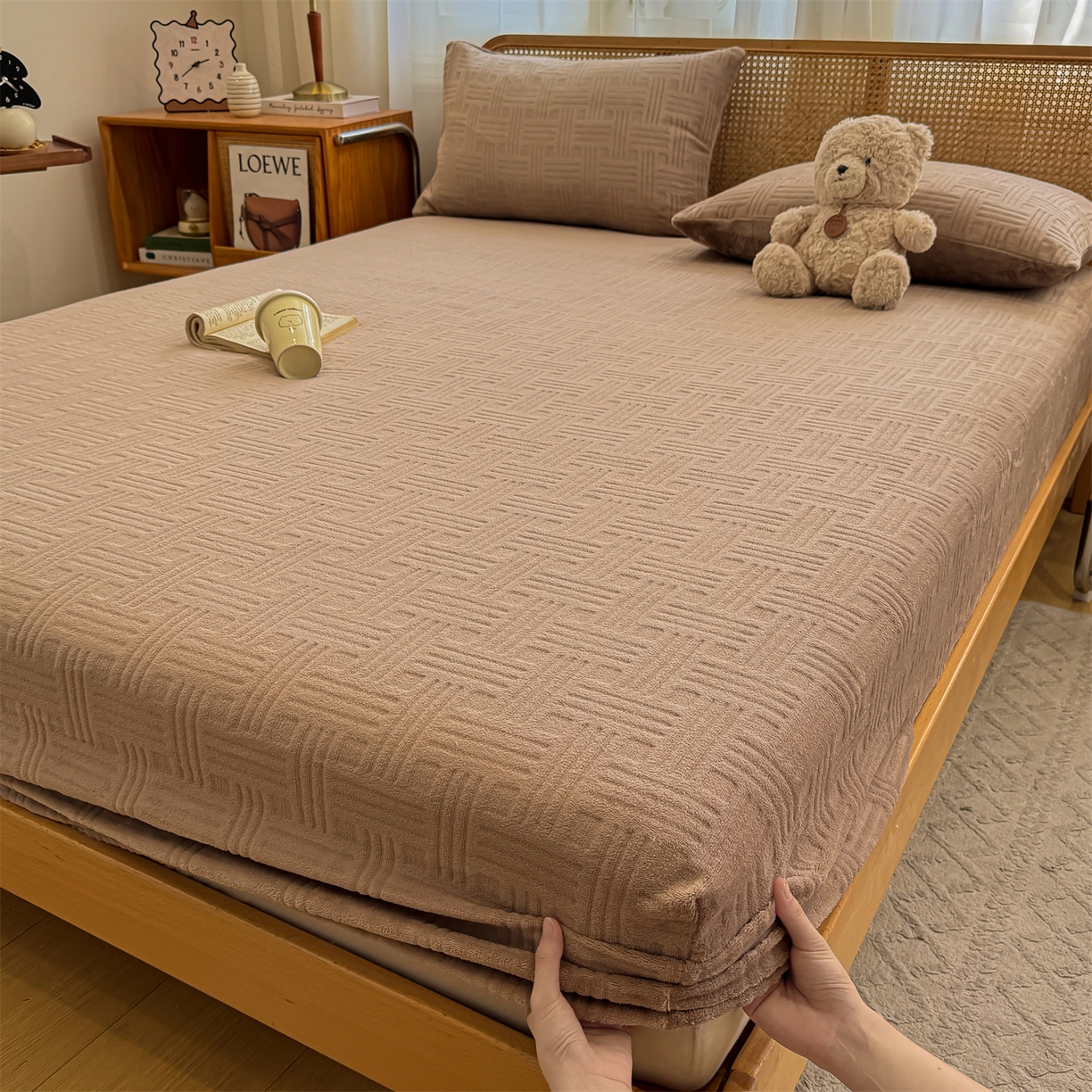 91家纺网 家纺一手货源 找家纺 灰鲸 2025新款纯色简约高克重雕花牛奶绒单品床笠 糖果格-摩卡