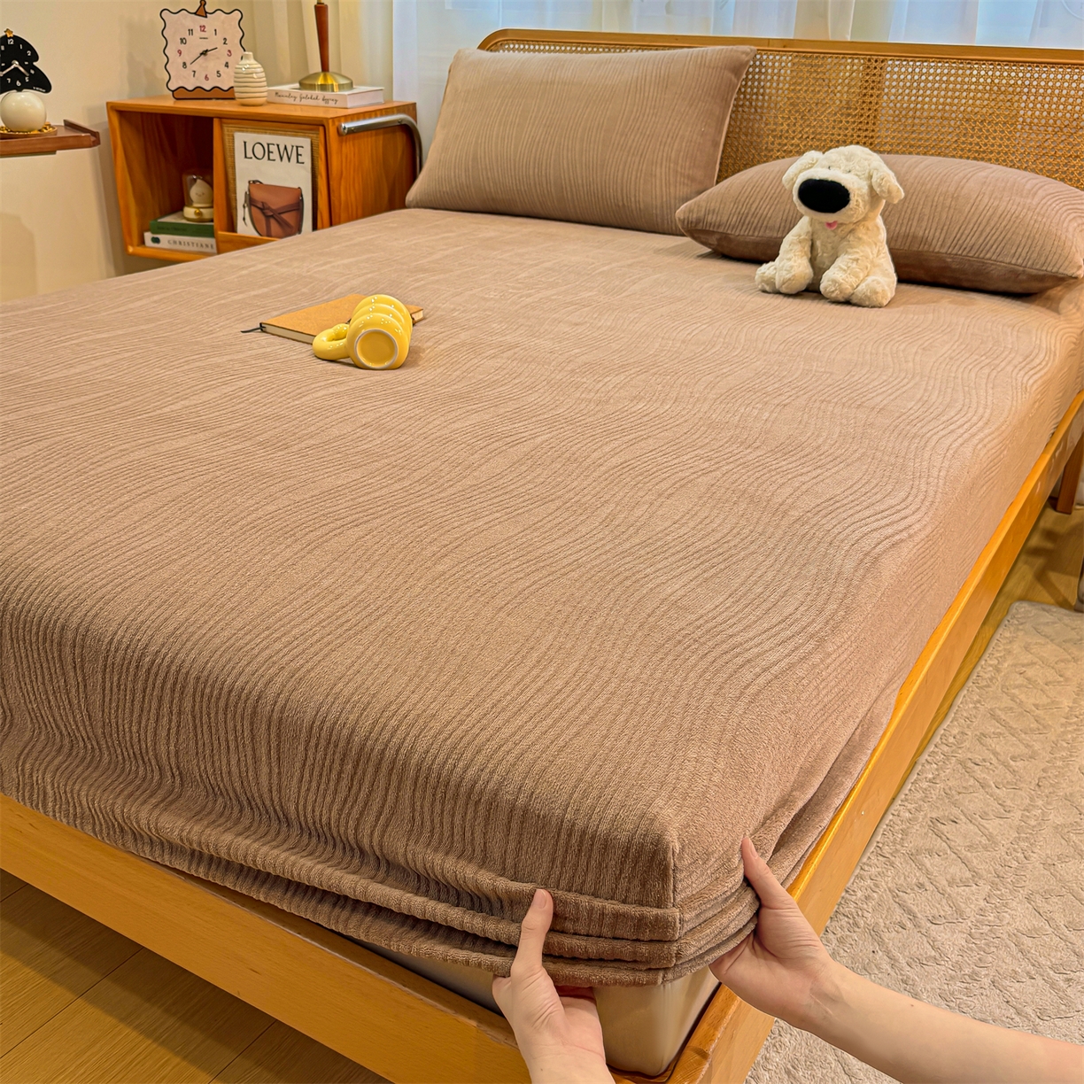 91家纺网 家纺一手货源 找家纺 灰鲸 2025新款纯色简约高克重雕花牛奶绒单品床笠 温妮-摩卡