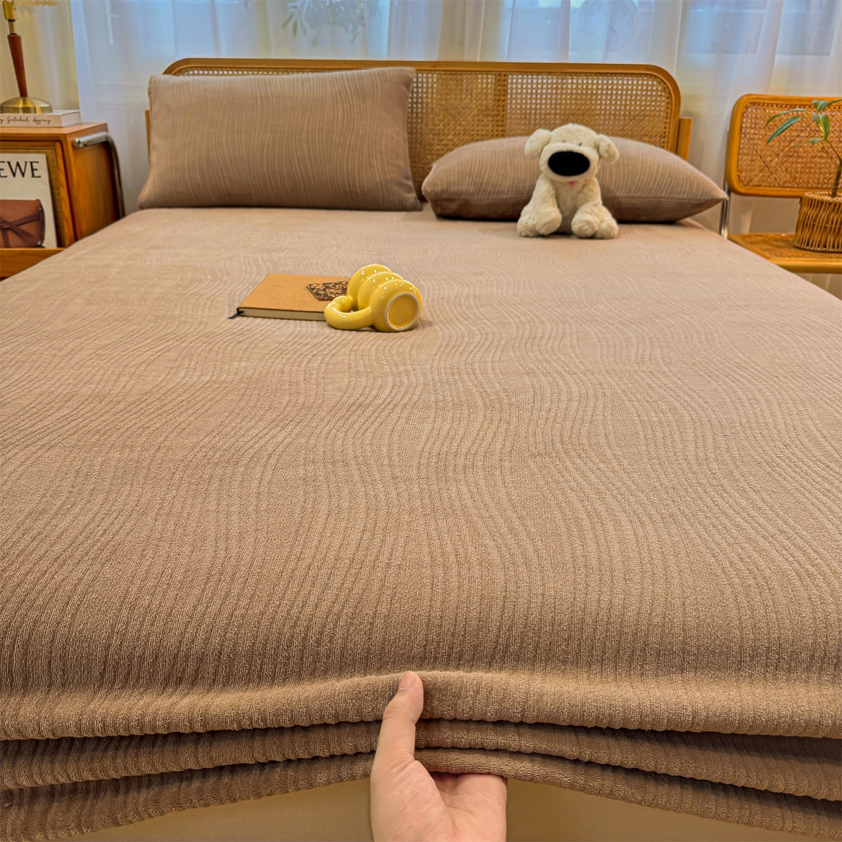 91家纺网 家纺一手货源 找家纺 灰鲸 2025新款纯色简约高克重雕花牛奶绒单品床笠 温妮-摩卡