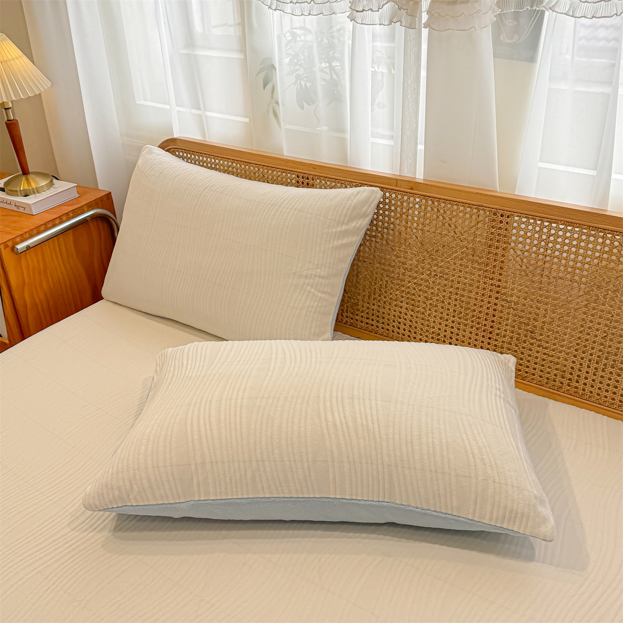 91家纺网 家纺一手货源 找家纺 灰鲸 2025新款纯色简约高克重雕花牛奶绒单品床笠 温妮-奶昔白