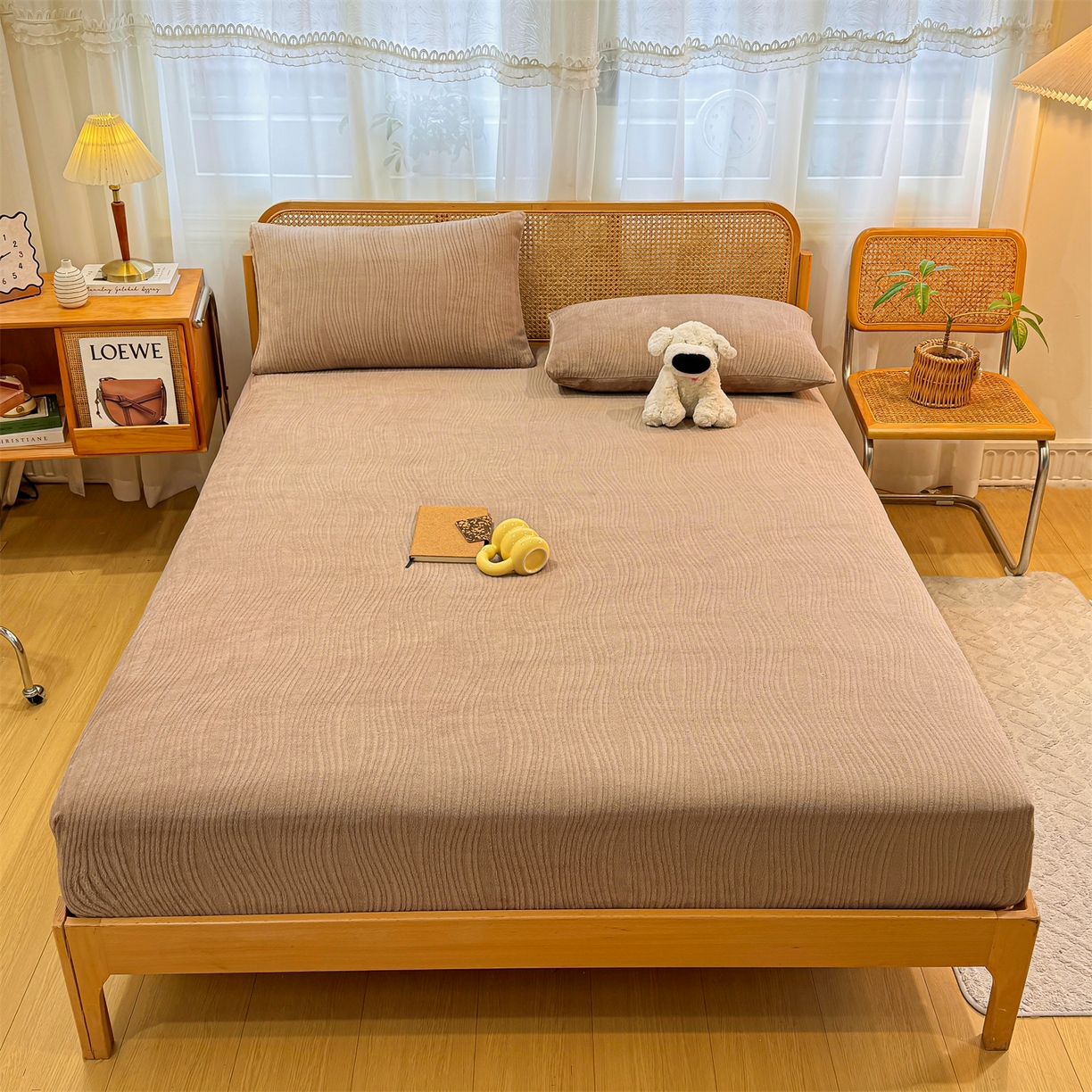 91家纺网 家纺一手货源 找家纺 灰鲸 2025新款纯色简约高克重雕花牛奶绒单品床笠 温妮-摩卡