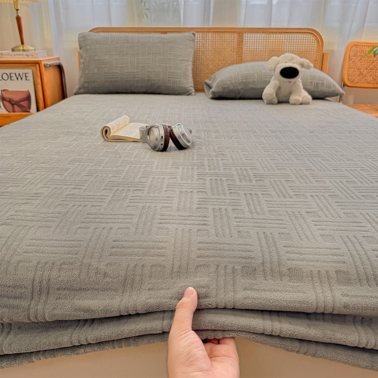 91家纺网 家纺一手货源 找家纺 灰鲸 2025新款纯色简约高克重雕花牛奶绒单品床笠 糖果格-绅士灰